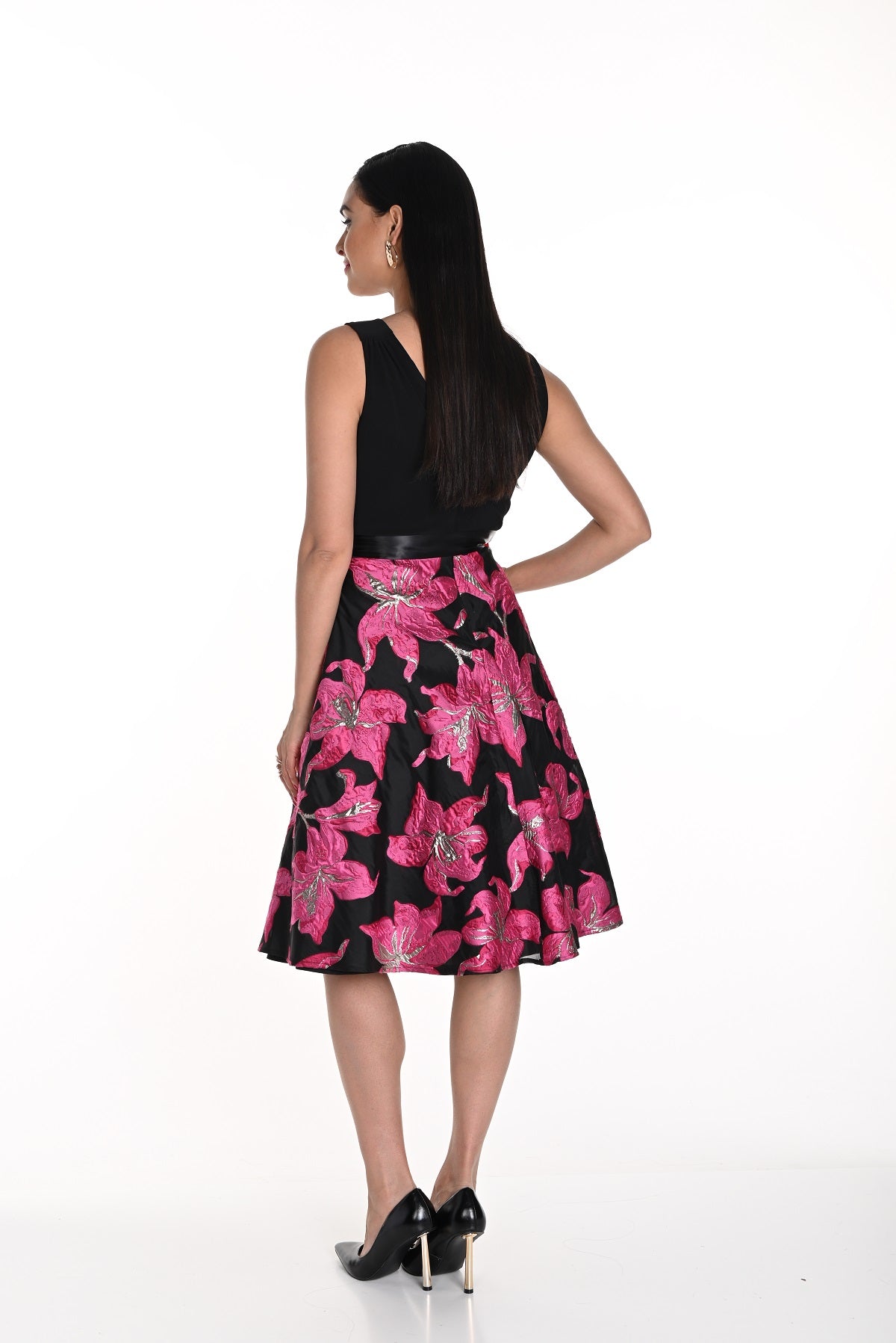 Striking belted satin knit evening gown with floral print skirt. Crinoline lined in flattering a-line style with v neck and concealed back zipper. 
Hand wash cold water, print 72% polyester-11% metallic-17% nylon-black top 95% polyester-5% elasthane. Lined and approx. 60 inches long with 18 inch sleeve. Floral detail on front and back. Sized XS-XL.
Imported Style Designed In Canada
For inquiries please contact us at info@mariannestyle.com or call 613-283-6202, 613-798-6202
