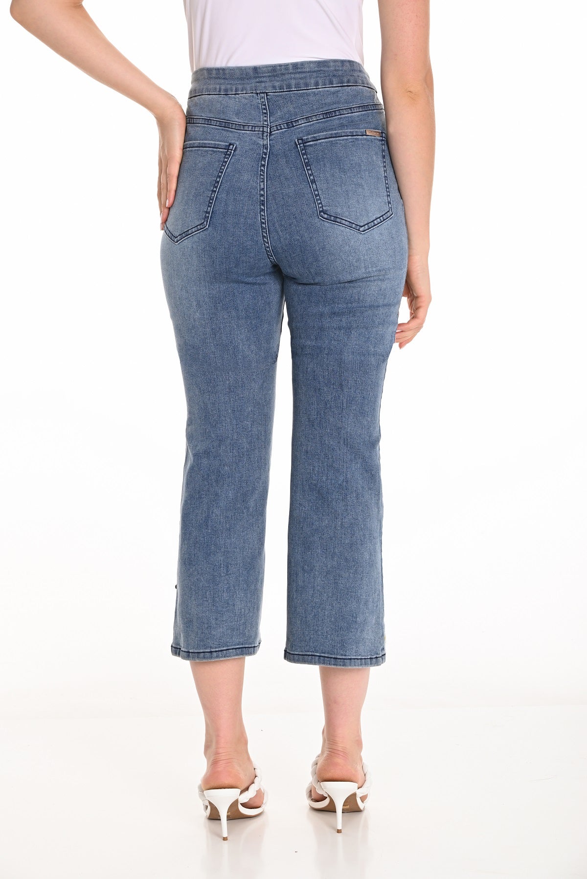 Frank Lyman straight leg cropped pull on jeans with floral hem detail.