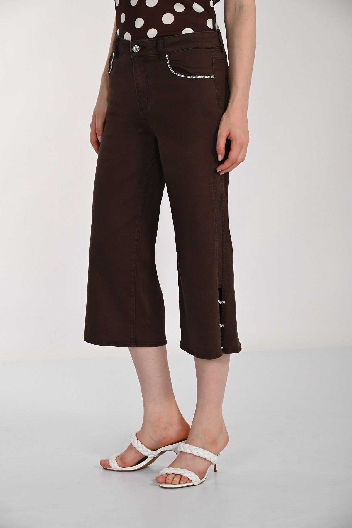 Brown cropped cotton jeans with sequin detail.