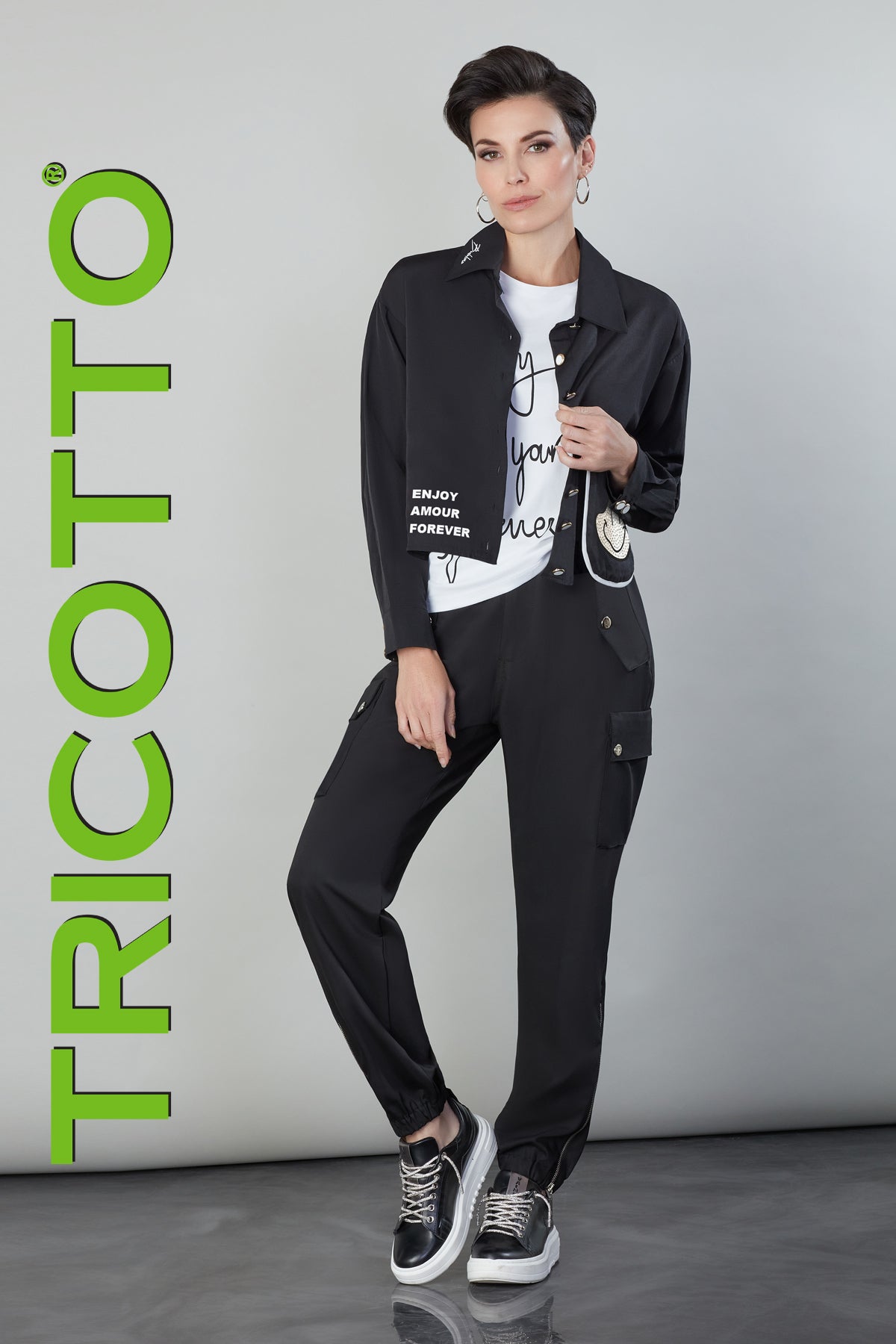 Tricotto Short Black Blouse with Collar and front sequin print detail