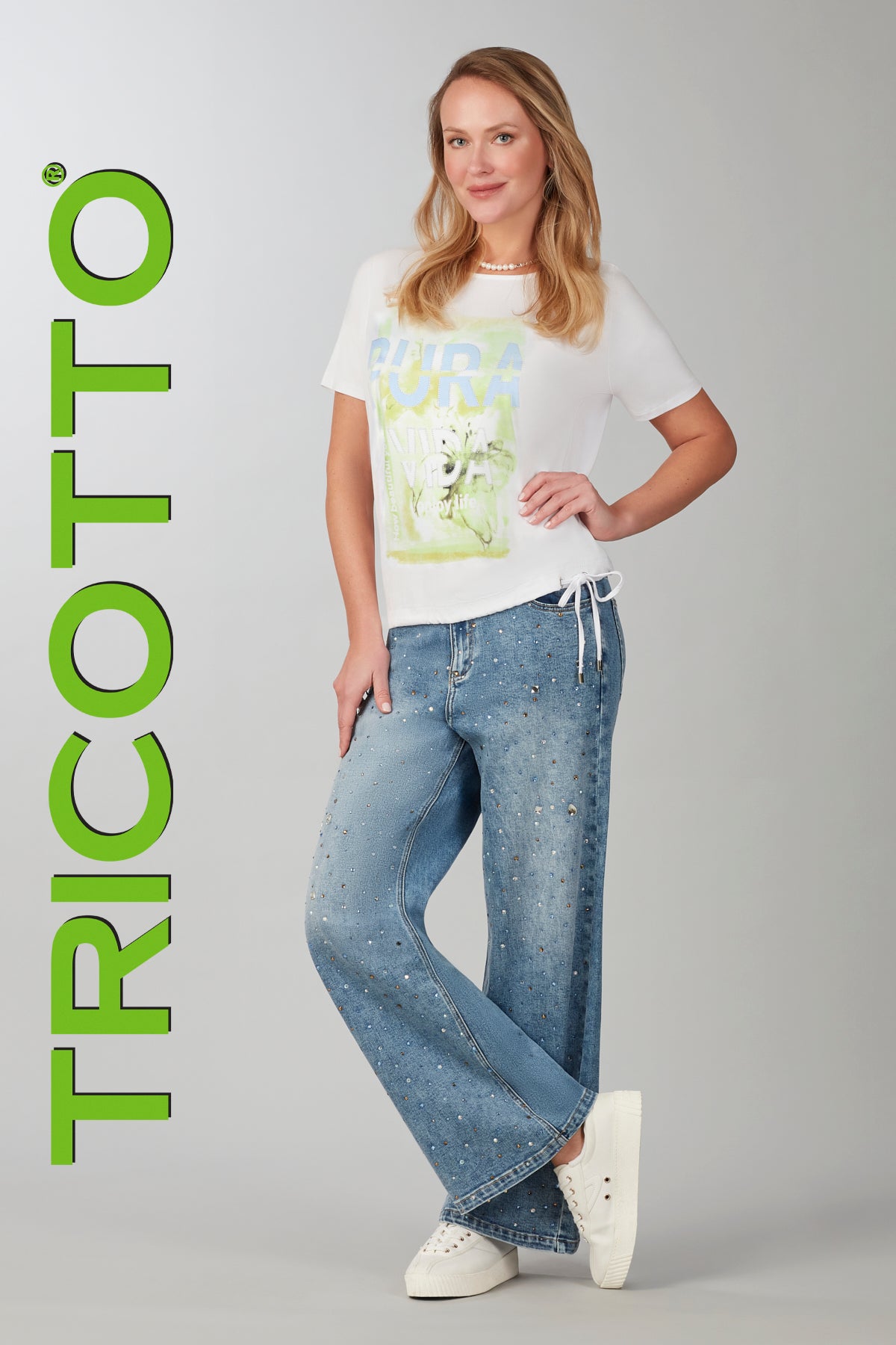 Tricotto white t-shirt with front print detail