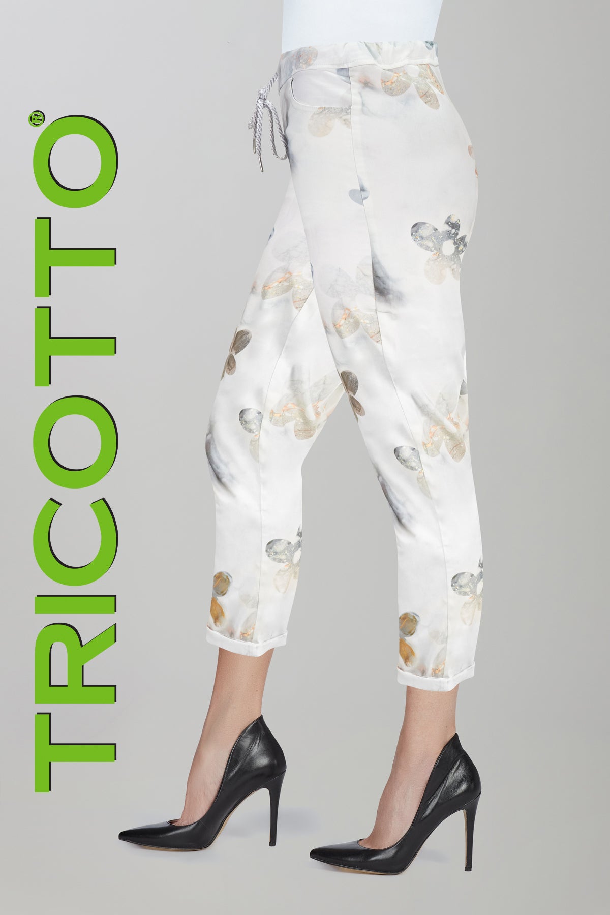 Tricotto pull on silver floral print pant with pockets and drawstring detail.