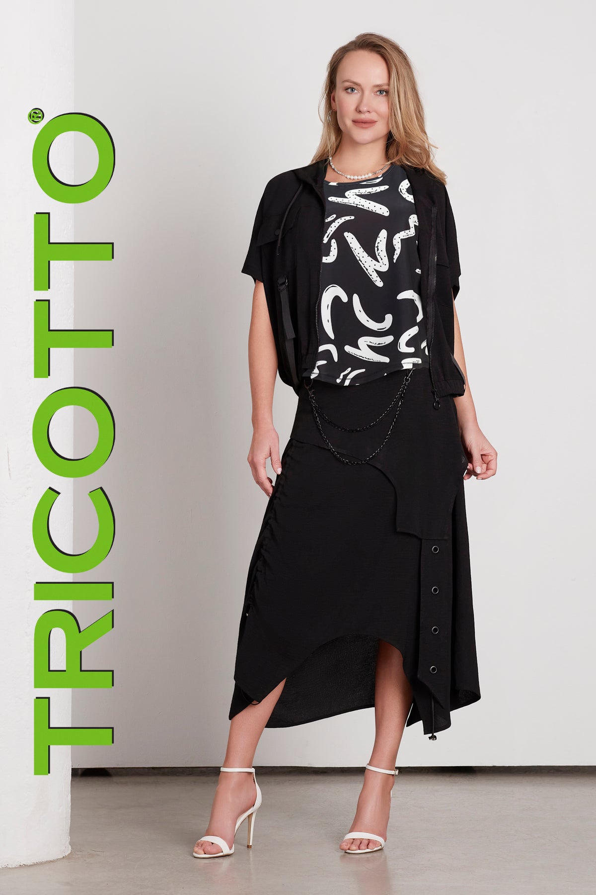 Tricotto long black skirt with side zipper in a line style