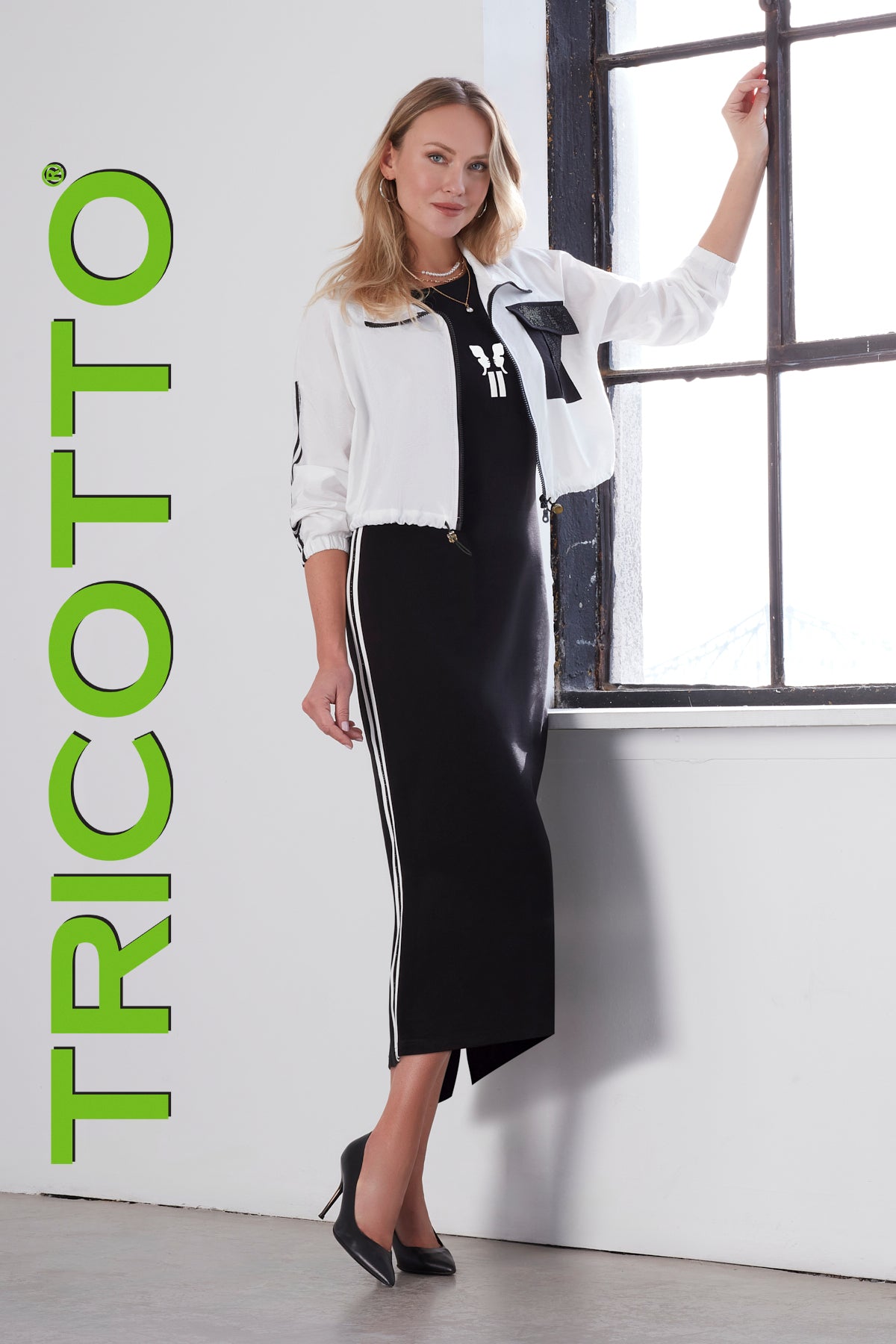 Tricotto White relaxed linen style zip front jacket