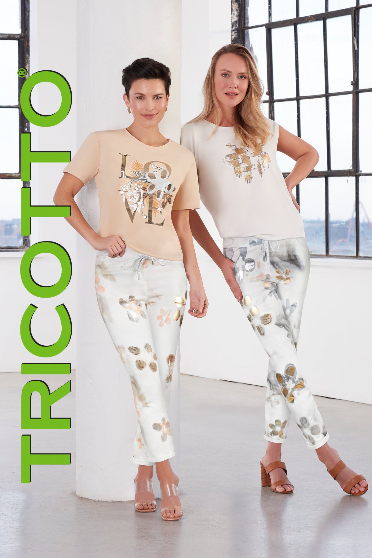 Tricotto beige t-shirt with front love print.