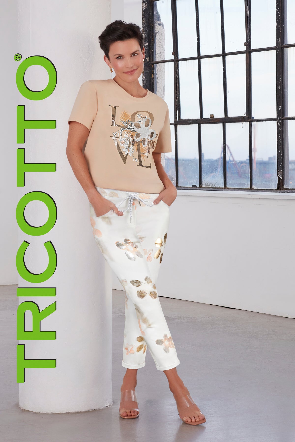 Tricotto beige t-shirt with front love print.