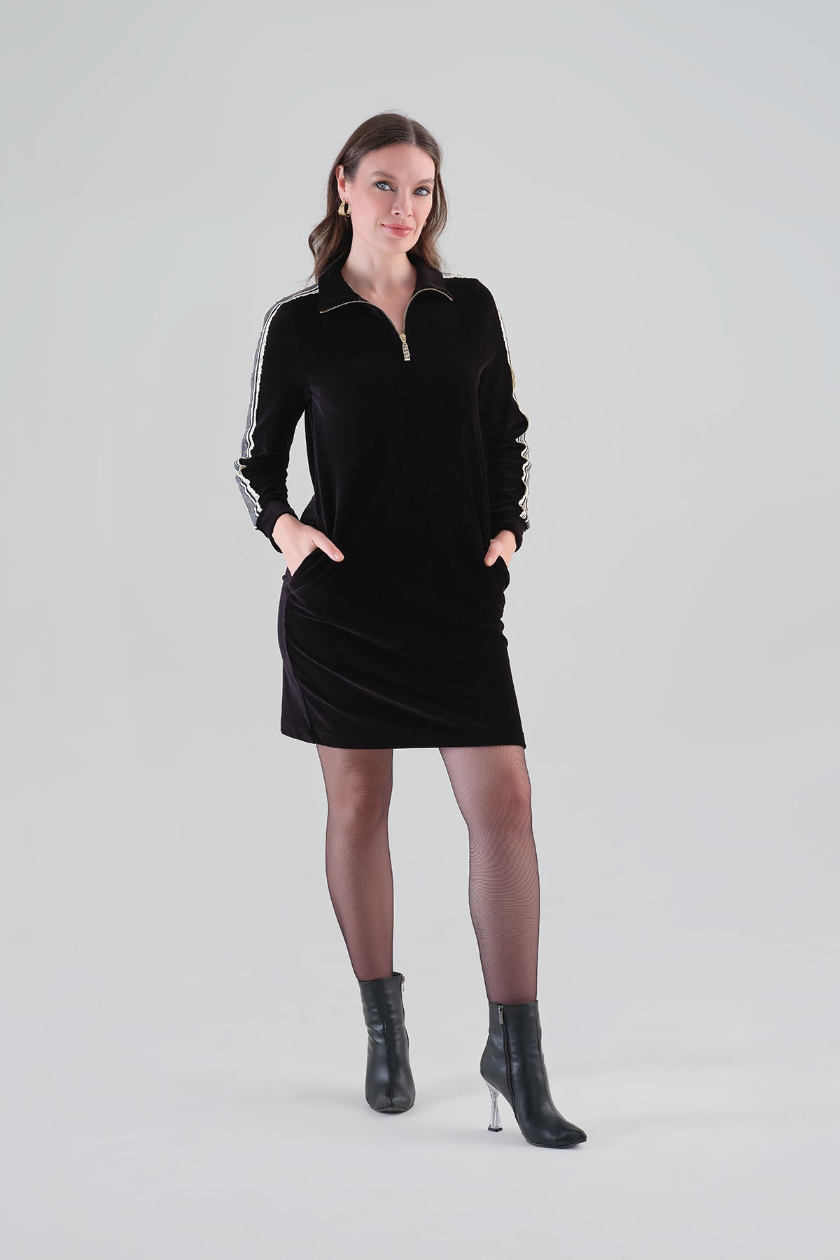 Robe en maille de coton texturée avec garniture à paillettes sur le côté. Tricotto 96048