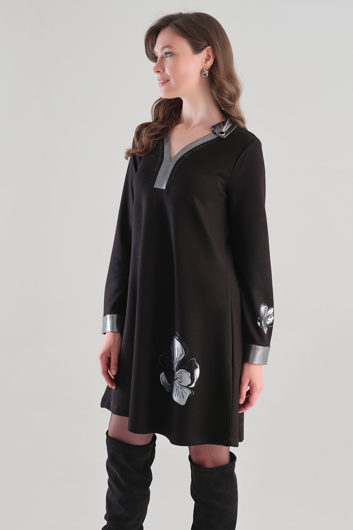 Robe noire remarquable avec détails irisés. Tricotto 96075