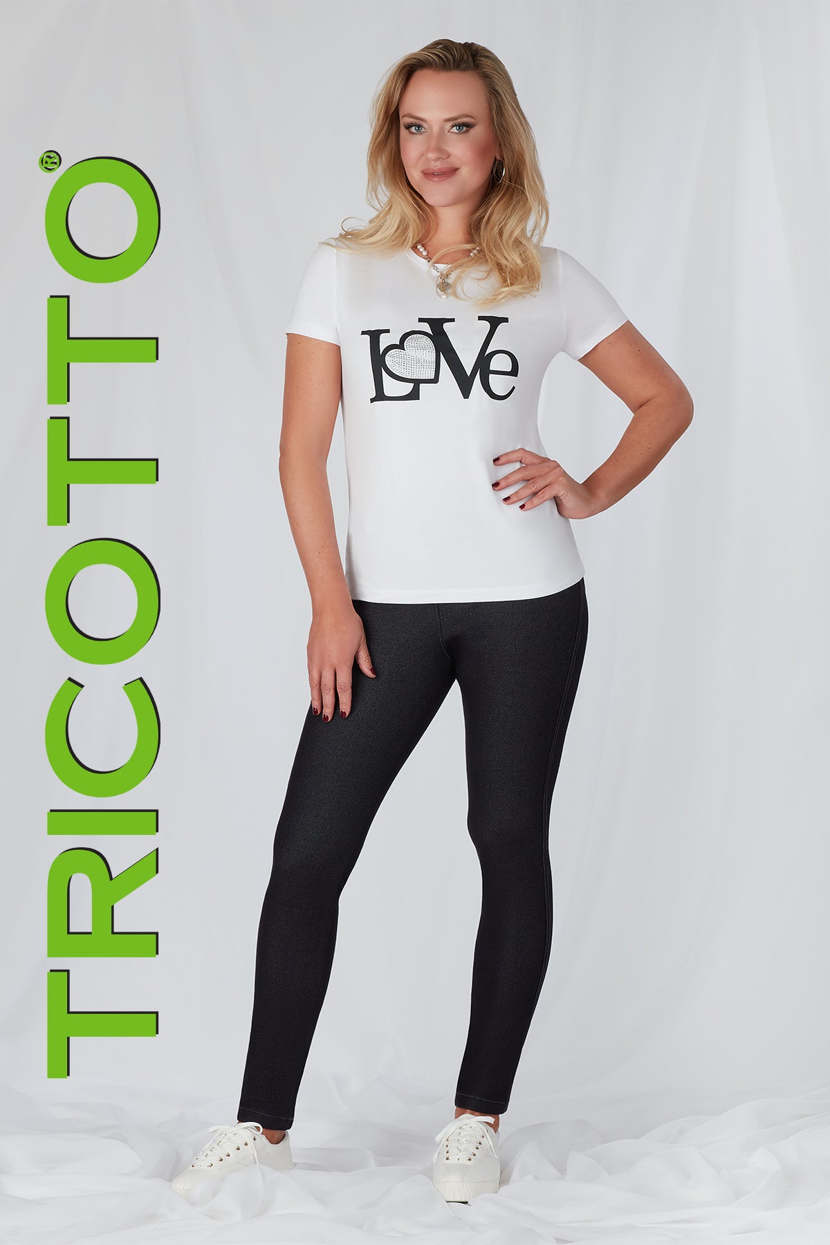 Tricotto White-Black Sequin Love T-shirt