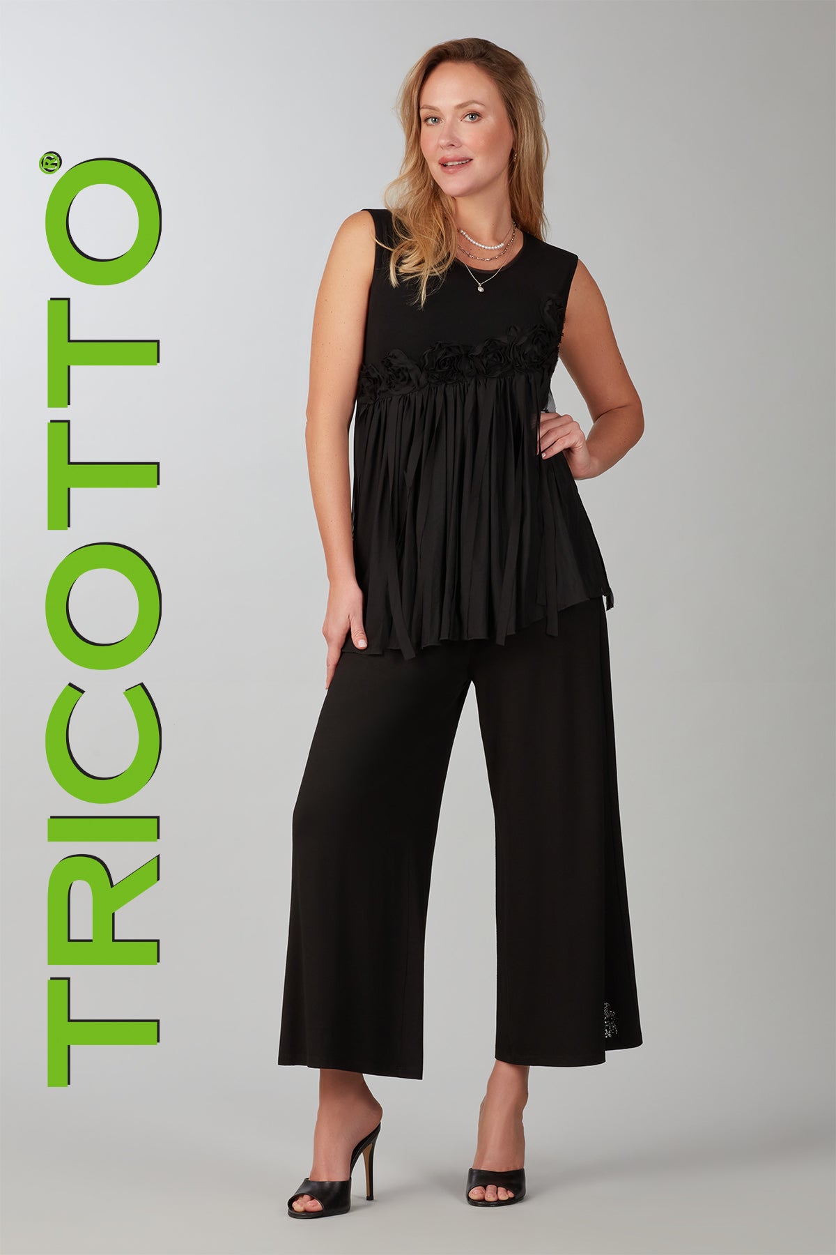 Tricotto black sleeveless tunic in a line style