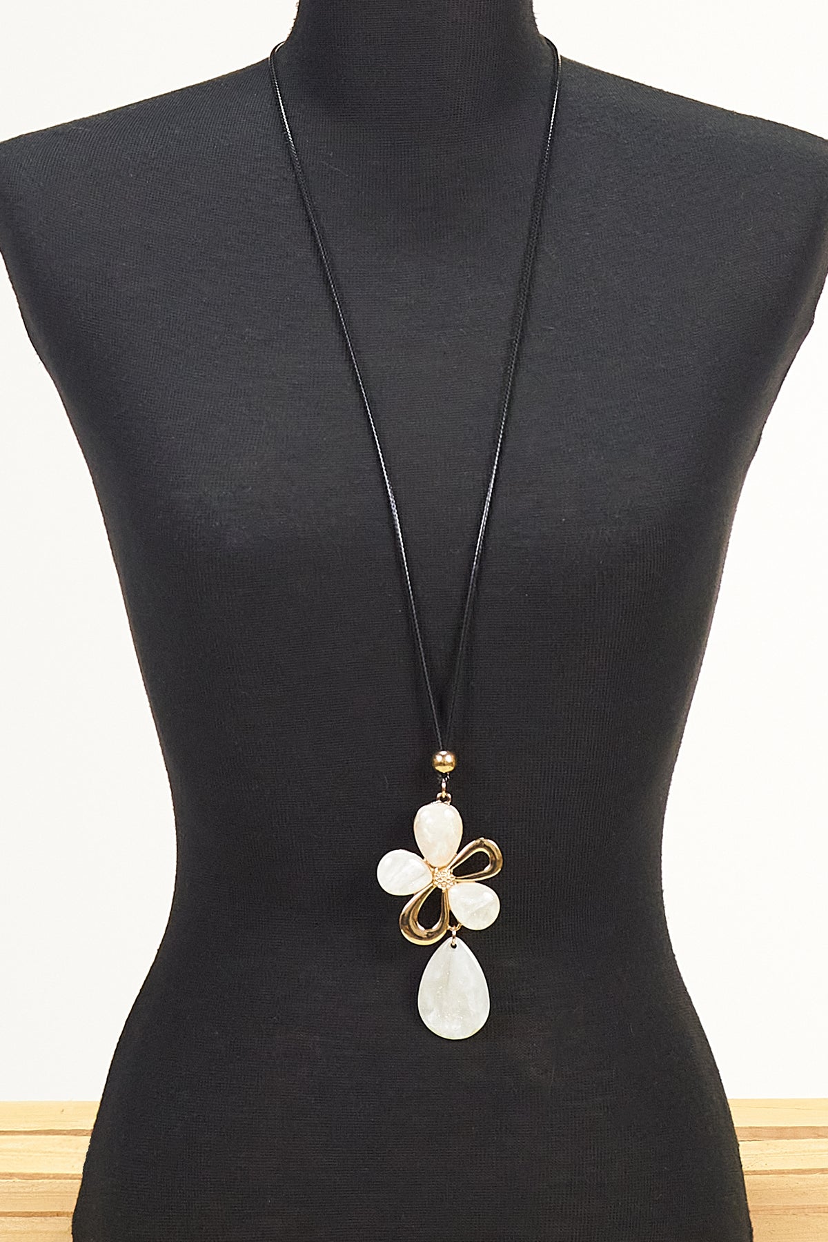 White Pendant necklace with rubber band
