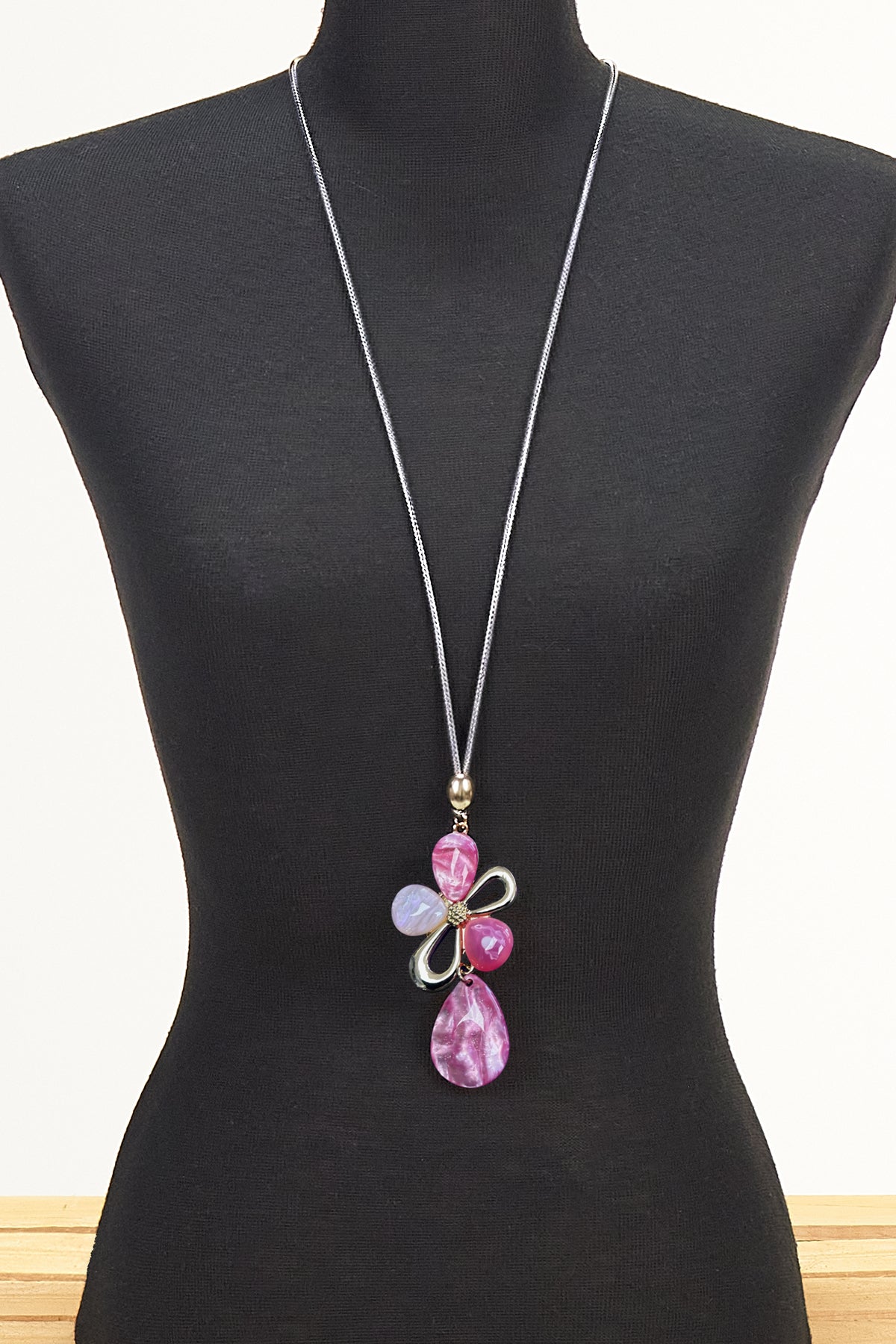Hot pink pendant necklace with rubber band