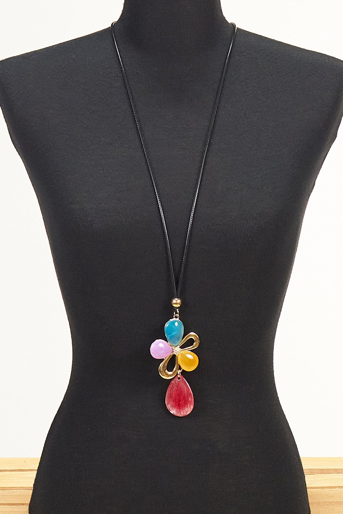 Multi colored Pendant necklace with rubber band