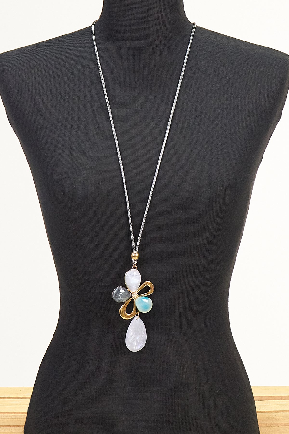 White blue pendant necklace with rubber band