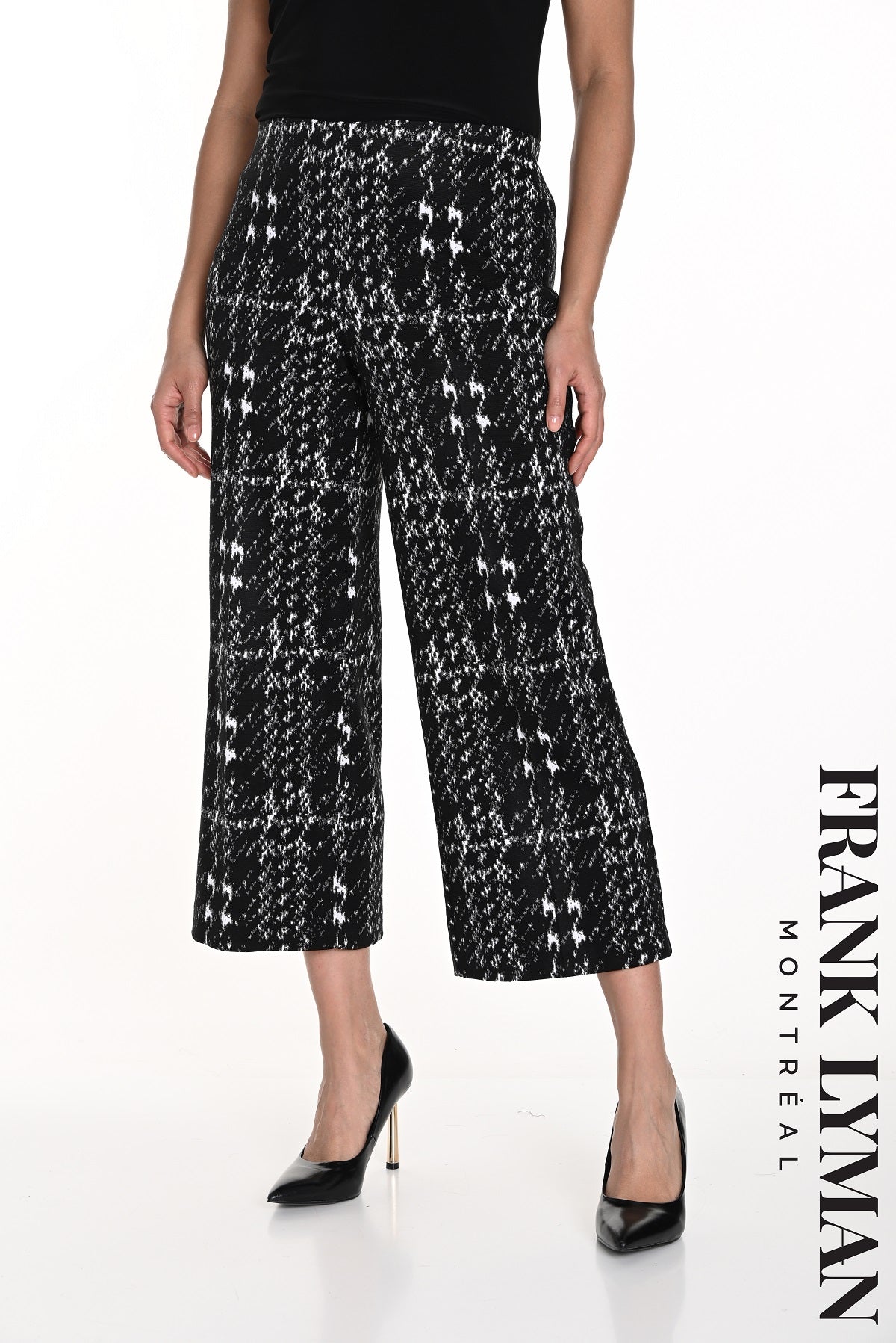 Frank Lyman Montreal Pull On Culotte Pant In Textured Black off white Knit