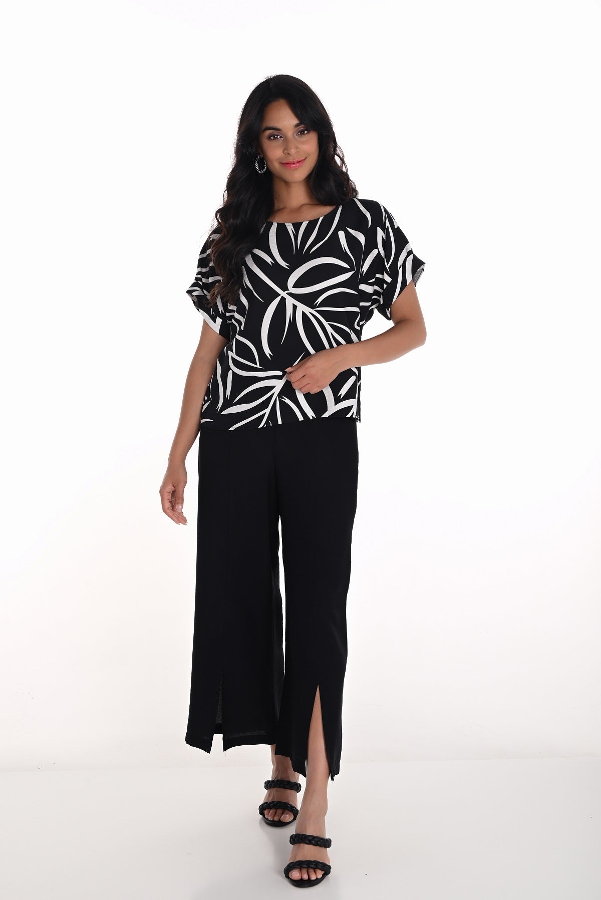 Frank Lyman Black Woven knit pull on wide leg crop pant