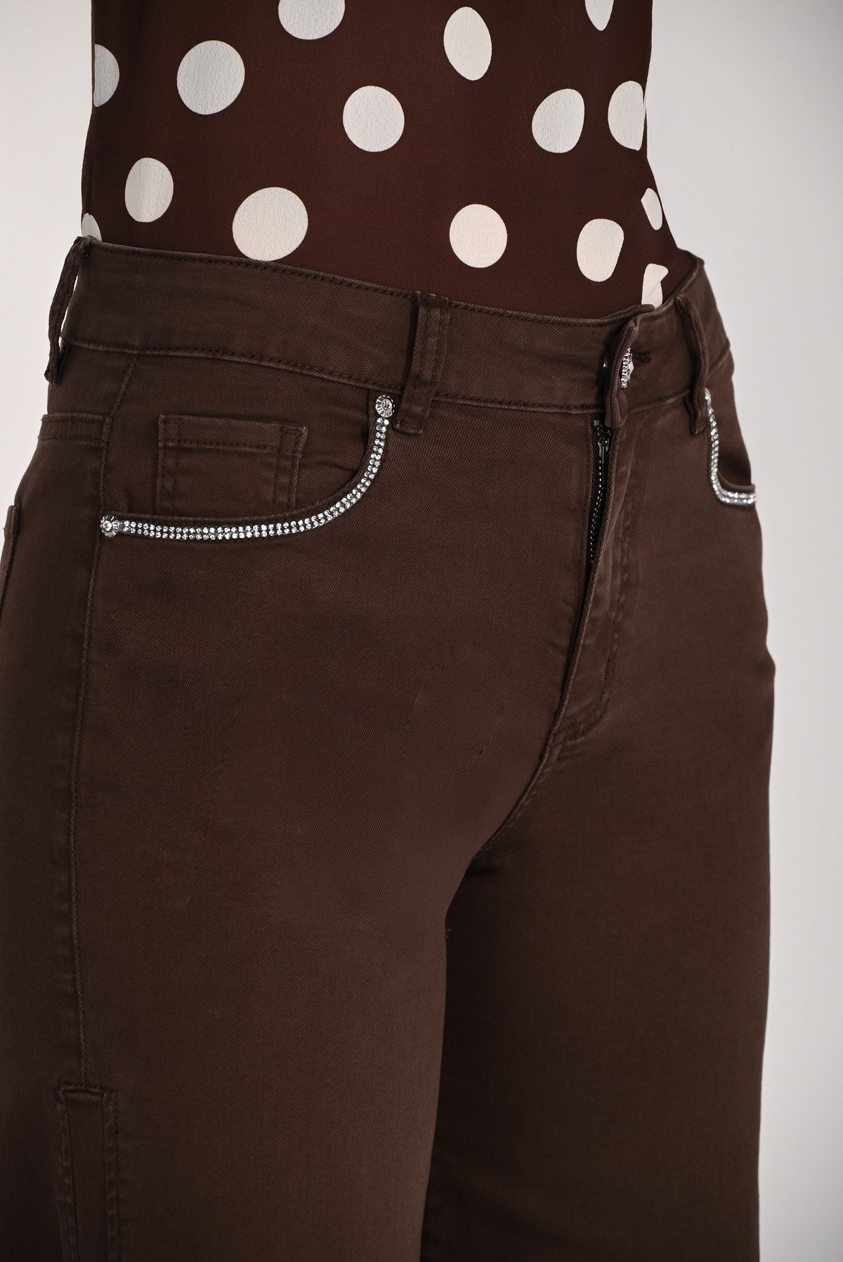 Brown cropped cotton jeans with sequin detail.