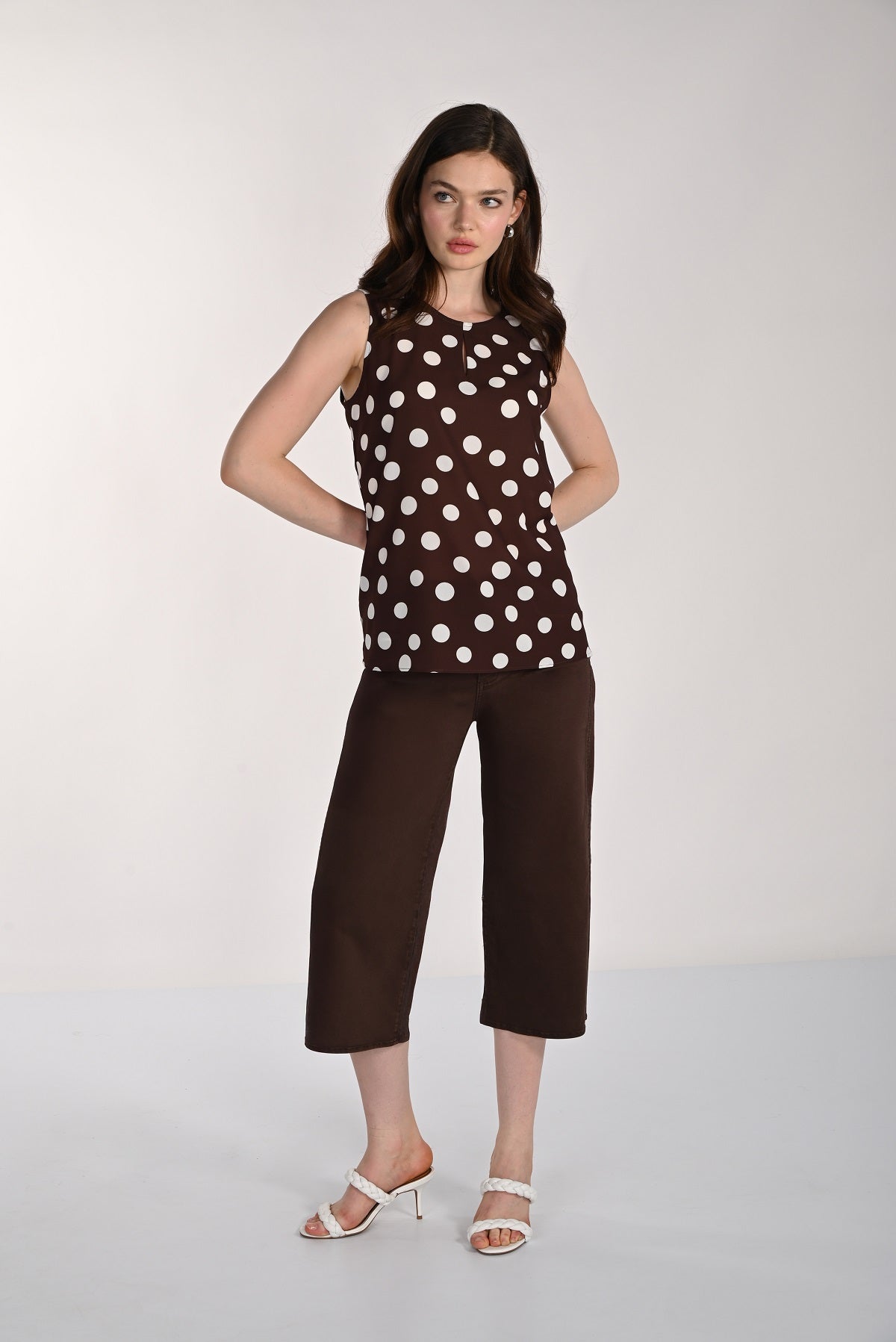 Brown cropped cotton jeans with sequin detail.