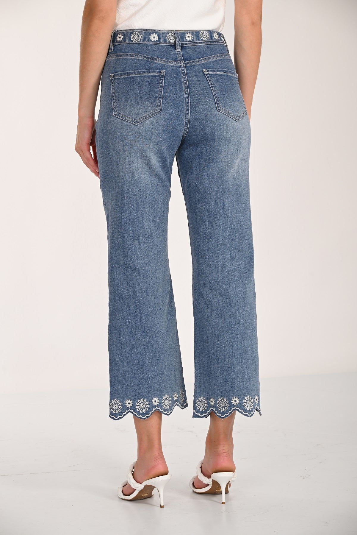 Trendy Mid rise cropped  wide leg jeans with print detail