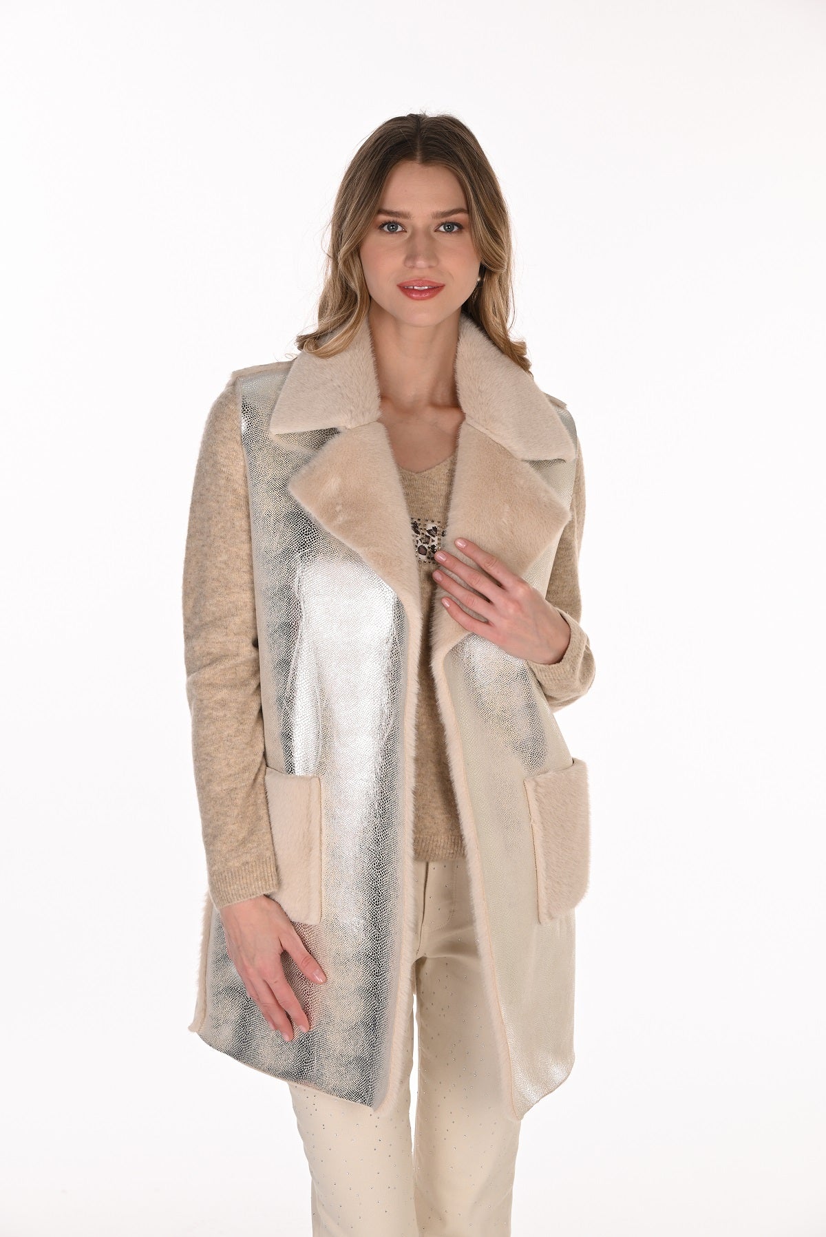 Gilet réversible style drapé en faux suède, fabriqué au Canada. Frank Lyman 263104