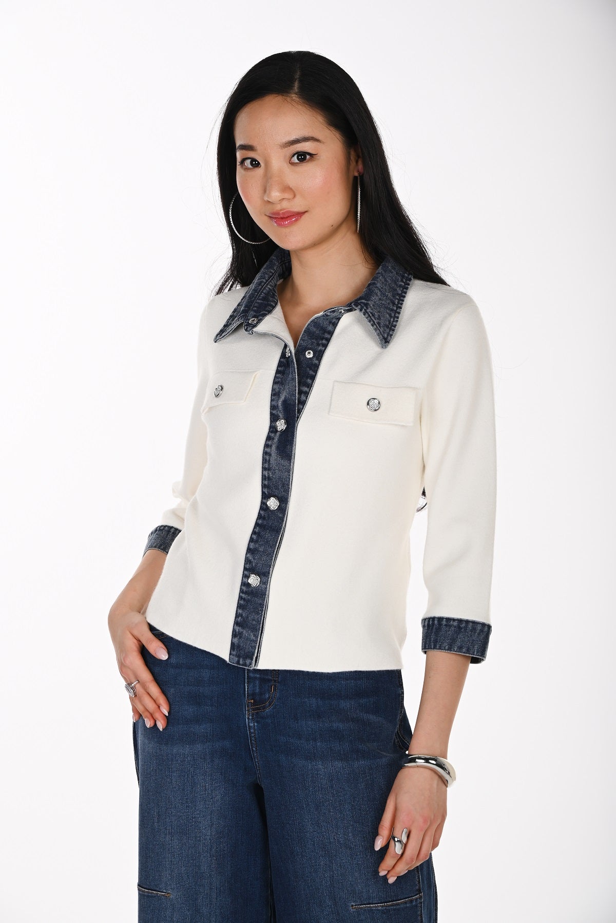 Cardigan en maille haut de gamme avec bordure en denim. Frank Lyman 264852