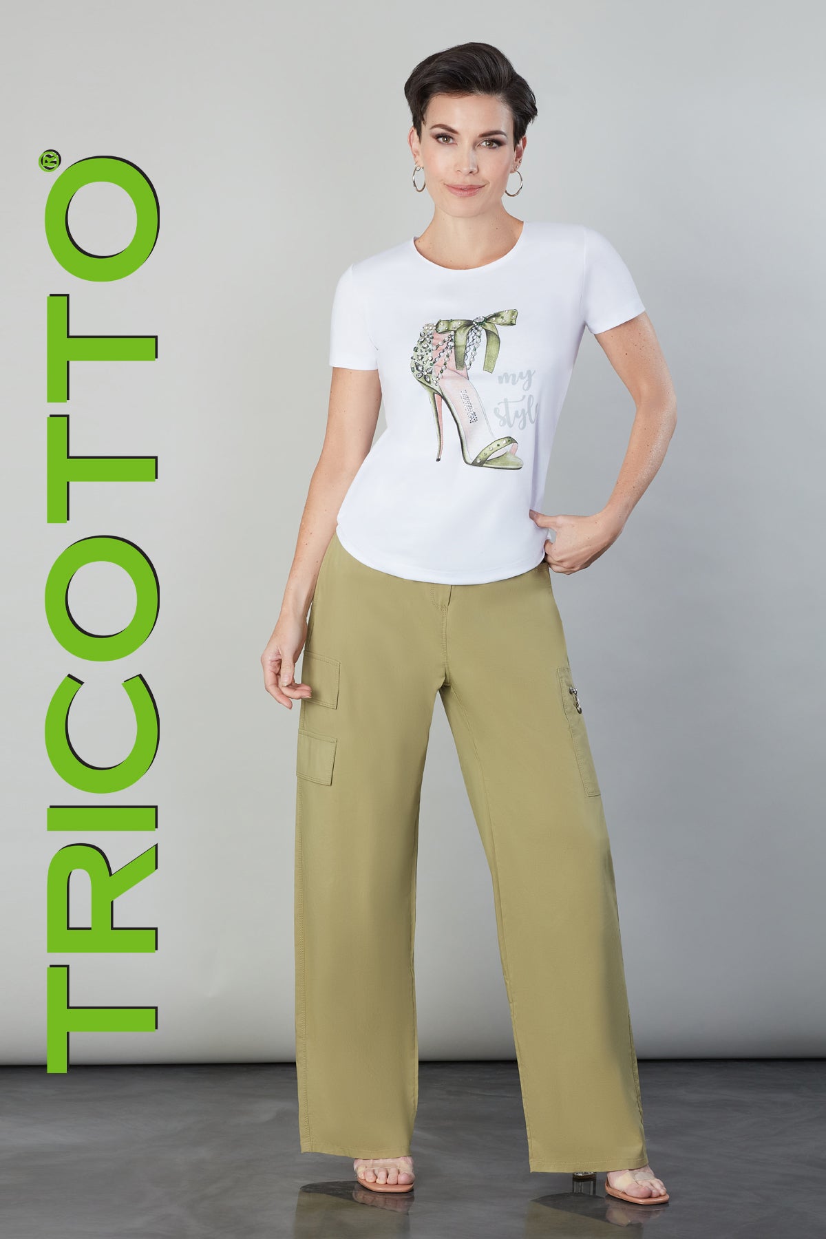 Tricotto High Heels White khaki t-shirt with pearl sequin print detail