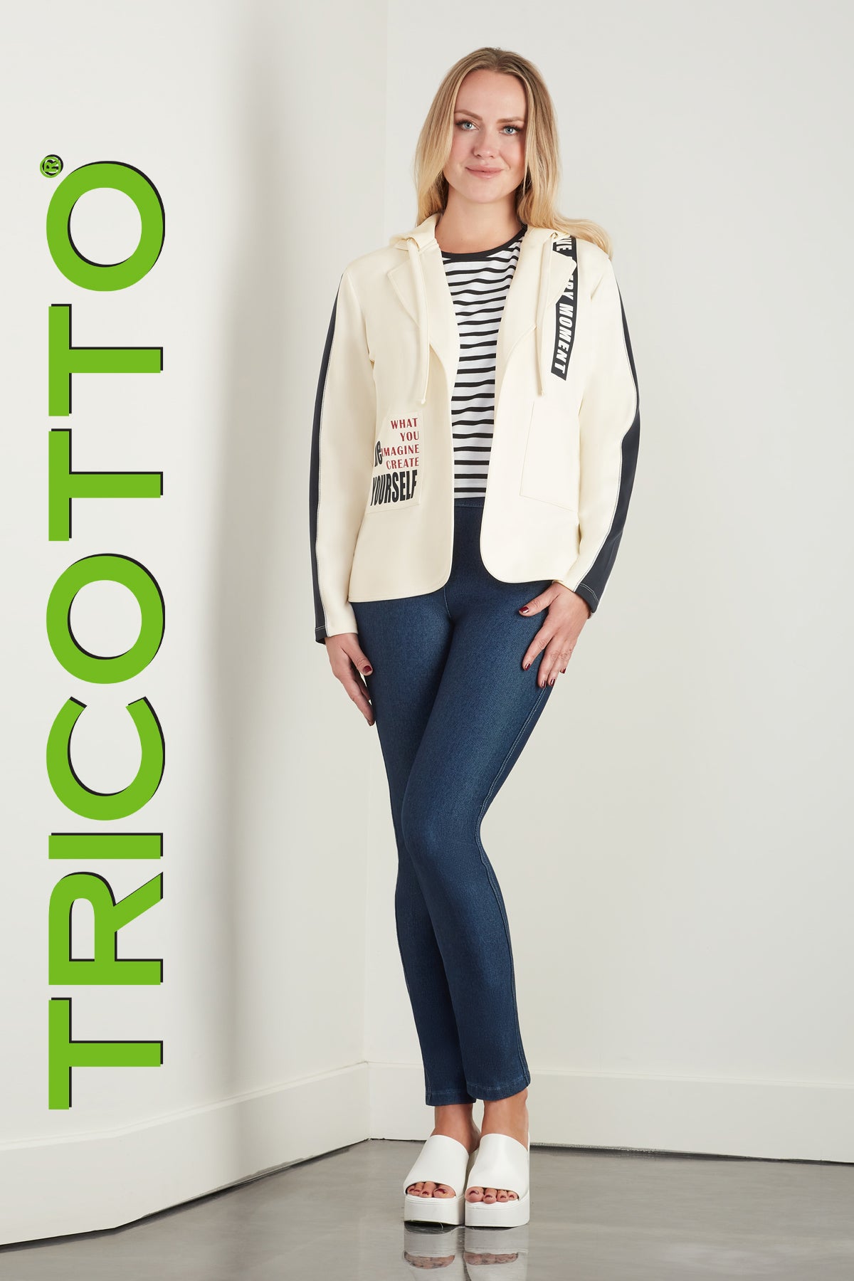 Tricotto Relaxed knit blazer with fashion print and detachable hood