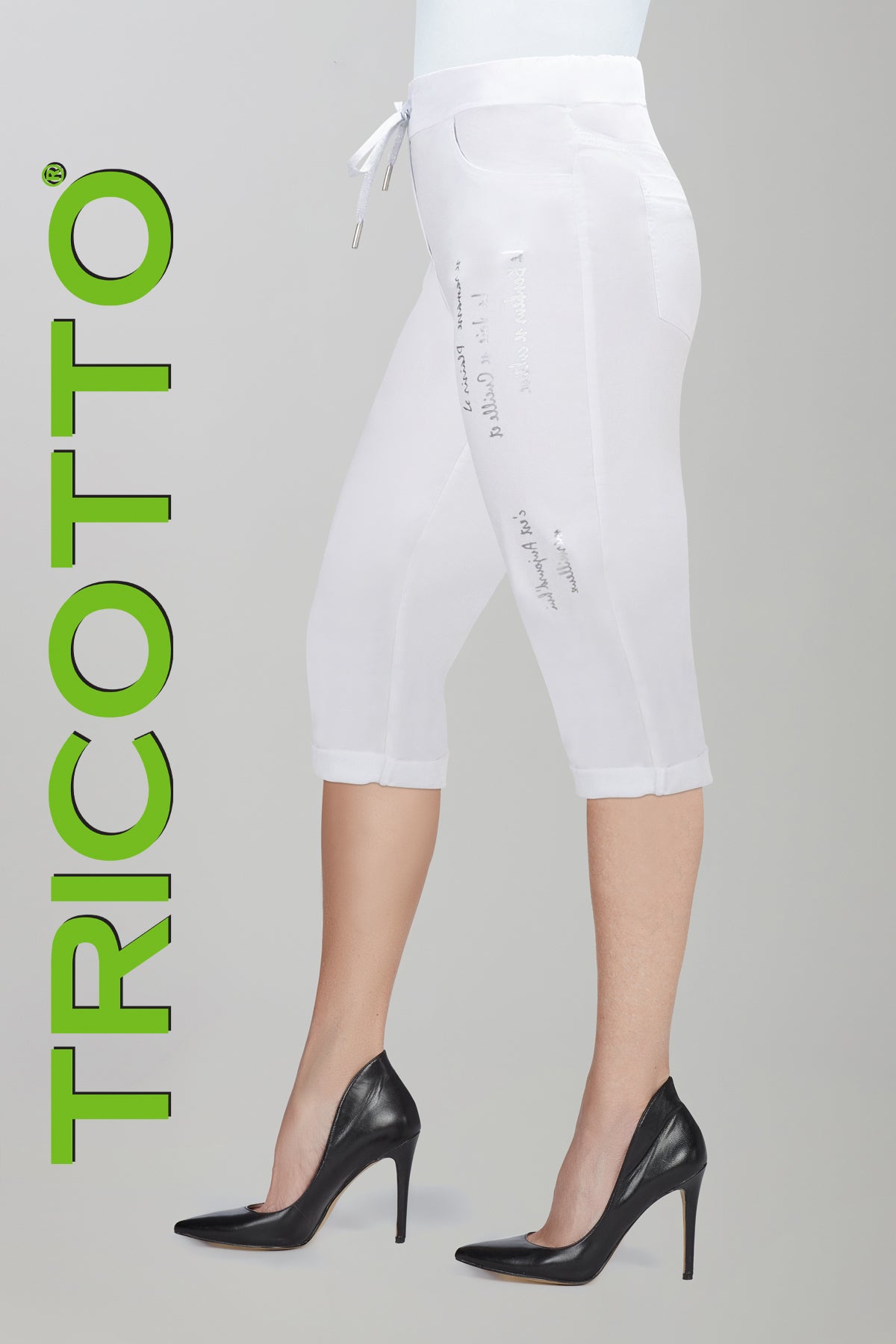 Tricotto 5 pocket Pull on white bermuda short with with front sequin print detail