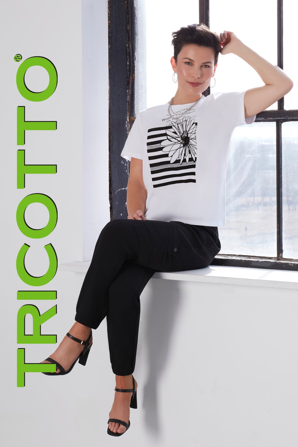 Tricotto Black white t-shirt with sequin front detail