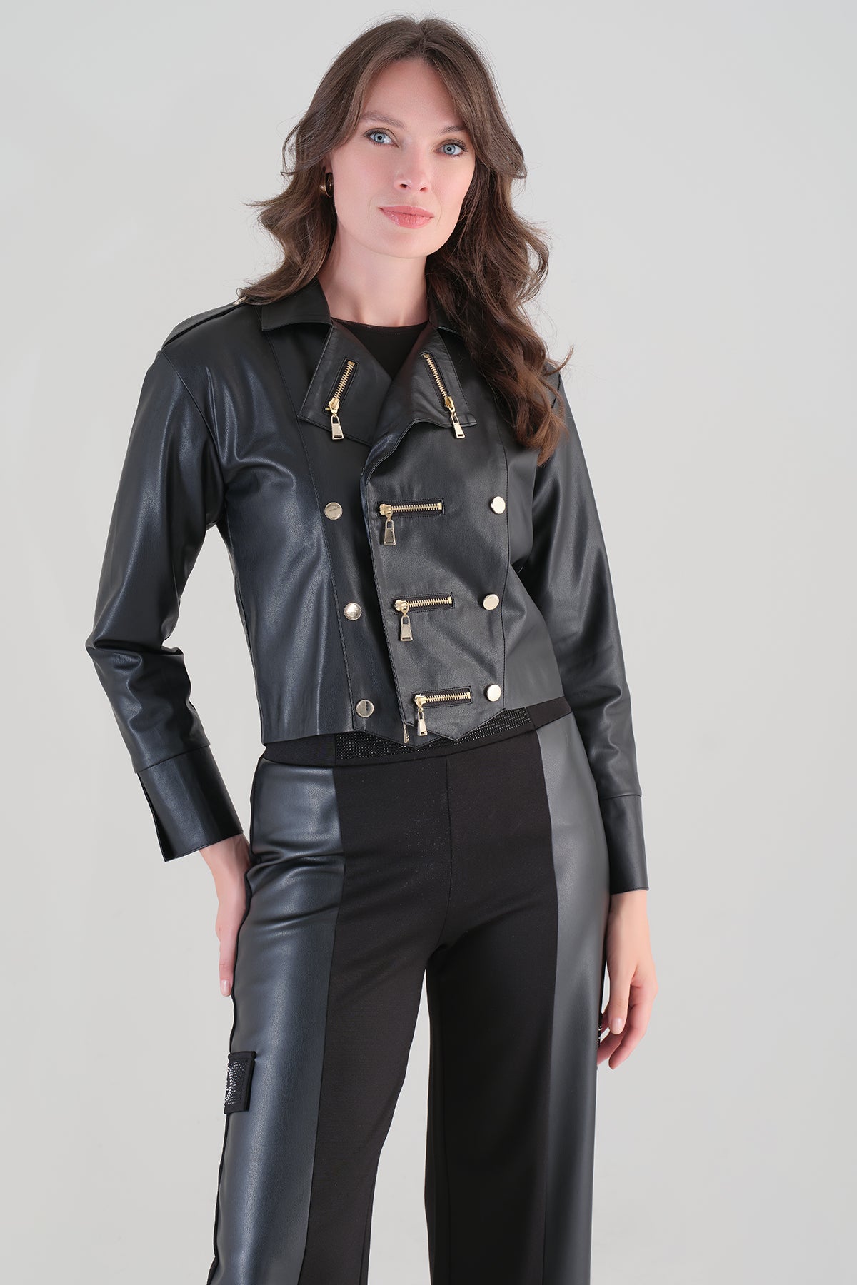 Pantalon en maille haute couture avec détails de sequins végétaliens. Tricotto 96007