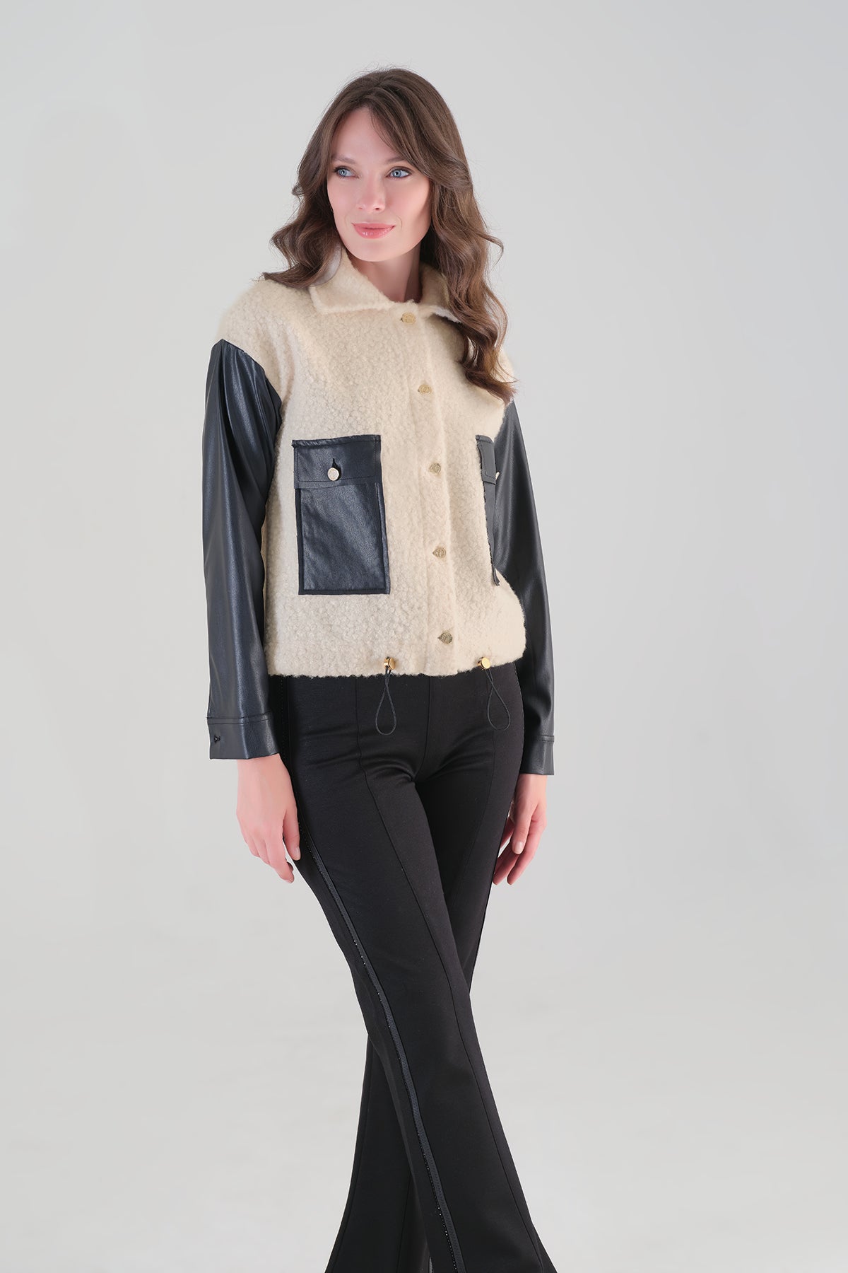 Veste en tricot texturé avec détails de manches en cuir végétalien. Tricotto 96004