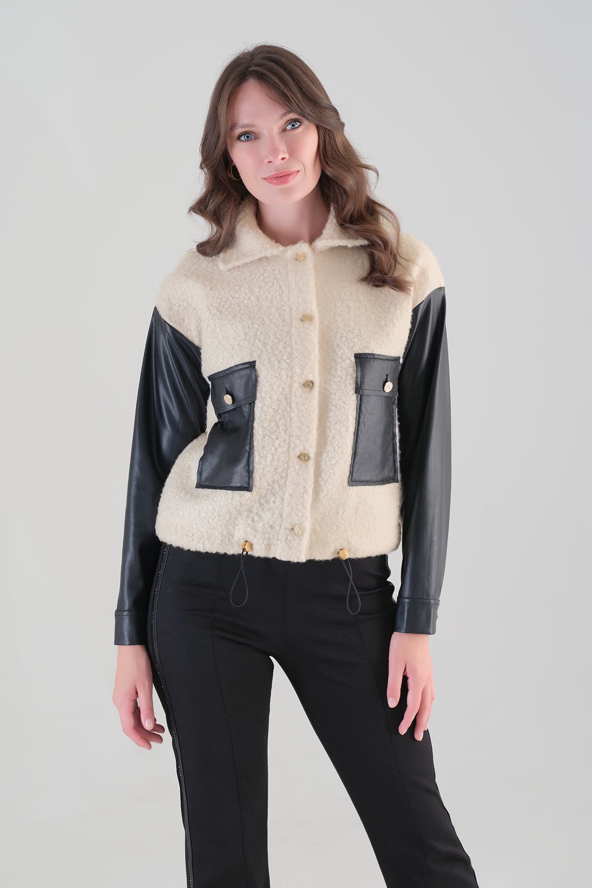 Veste en tricot texturé avec détails de manches en cuir végétalien. Tricotto 96004