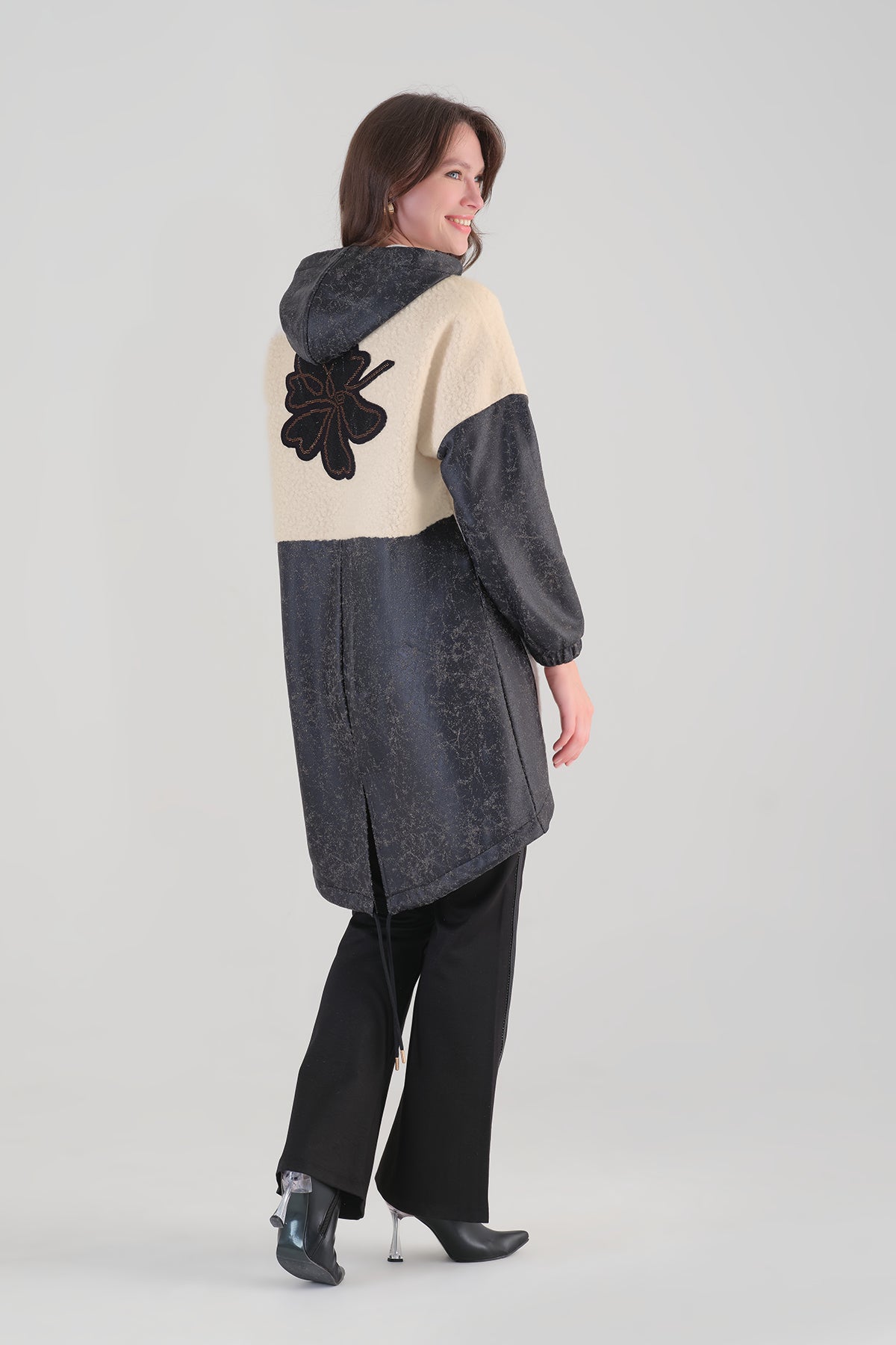 Manteau en maille haute couture avec manches dolman. Tricotto 96005