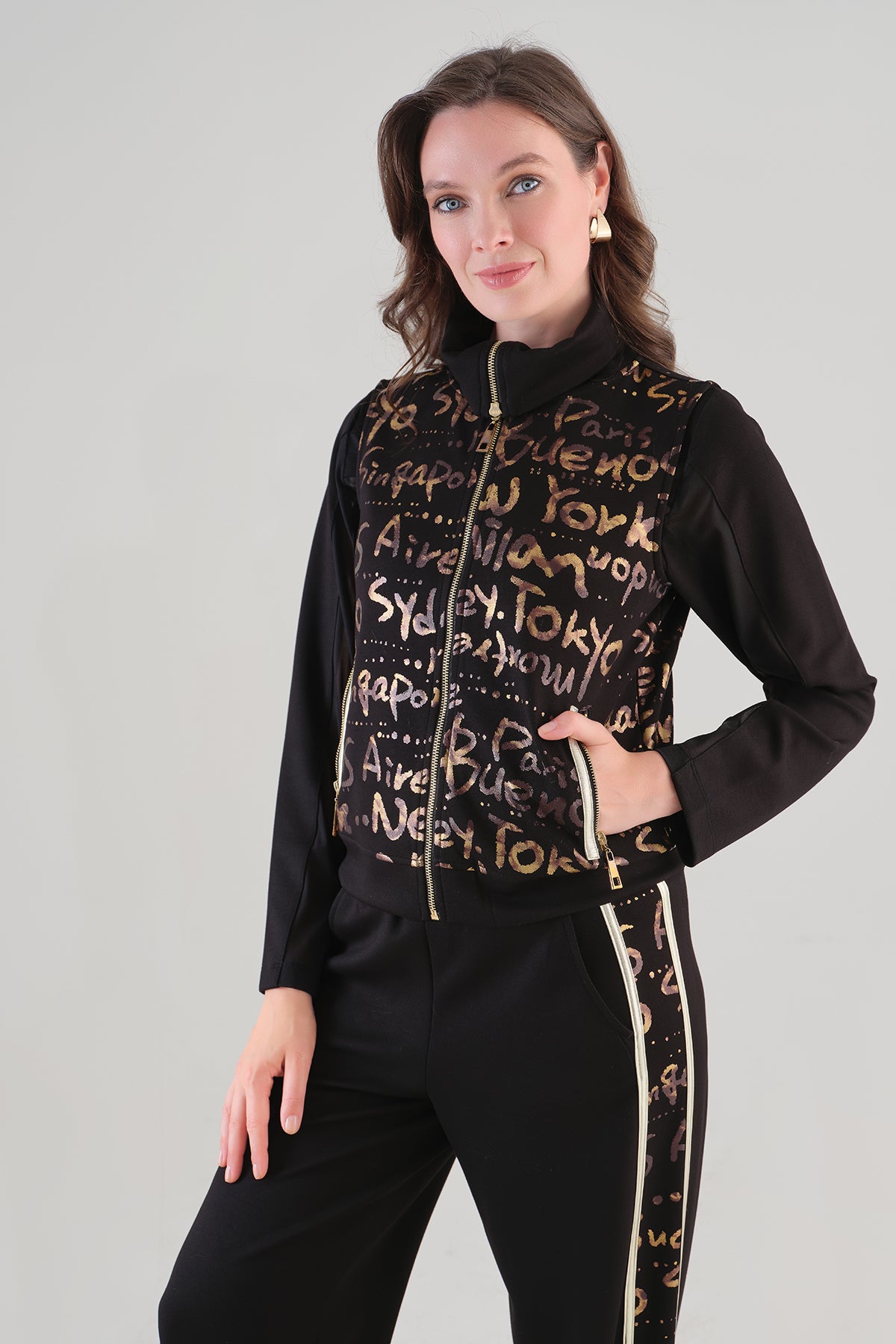 Gilet en maille soyeuse avec détail de fermeture éclair dorée. Tricotto 96034