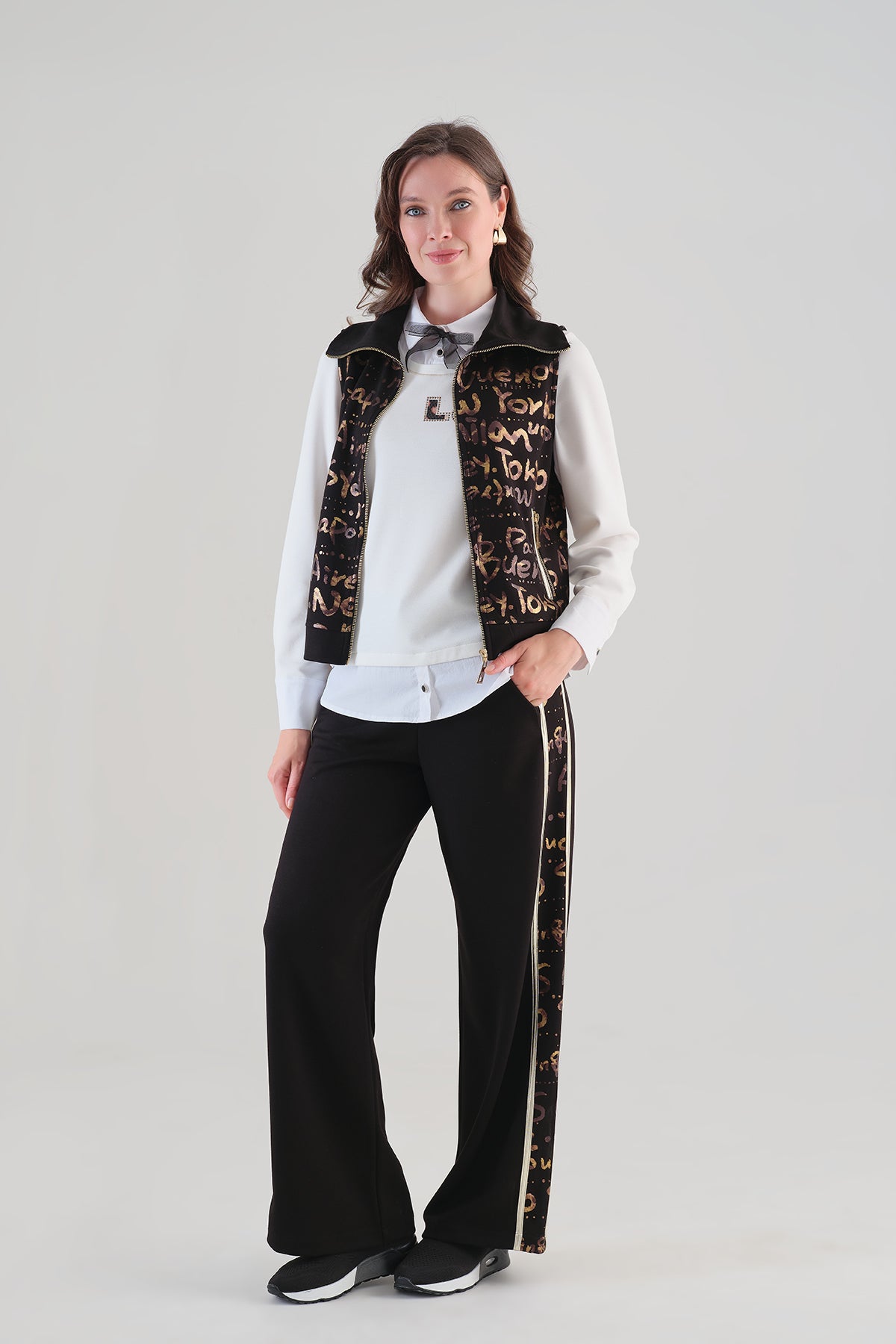 Gilet en maille soyeuse avec détail de fermeture éclair dorée. Tricotto 96034