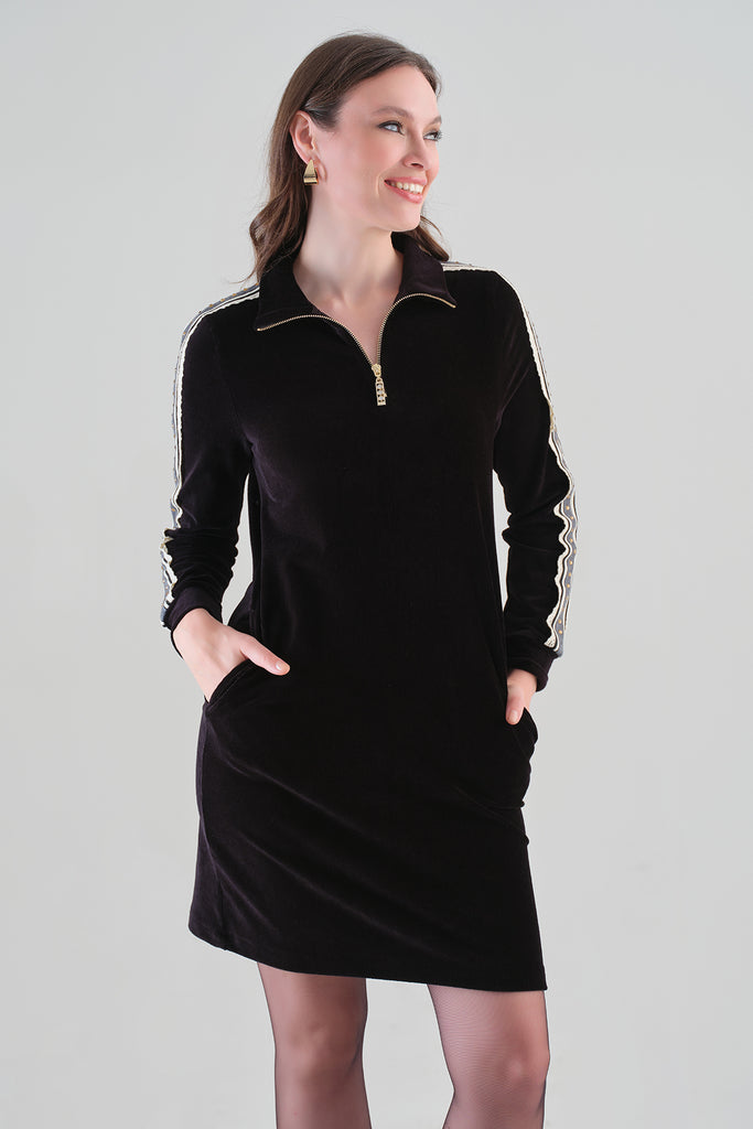 Robe en maille de coton texturée avec garniture à paillettes sur le côté. Tricotto 96048