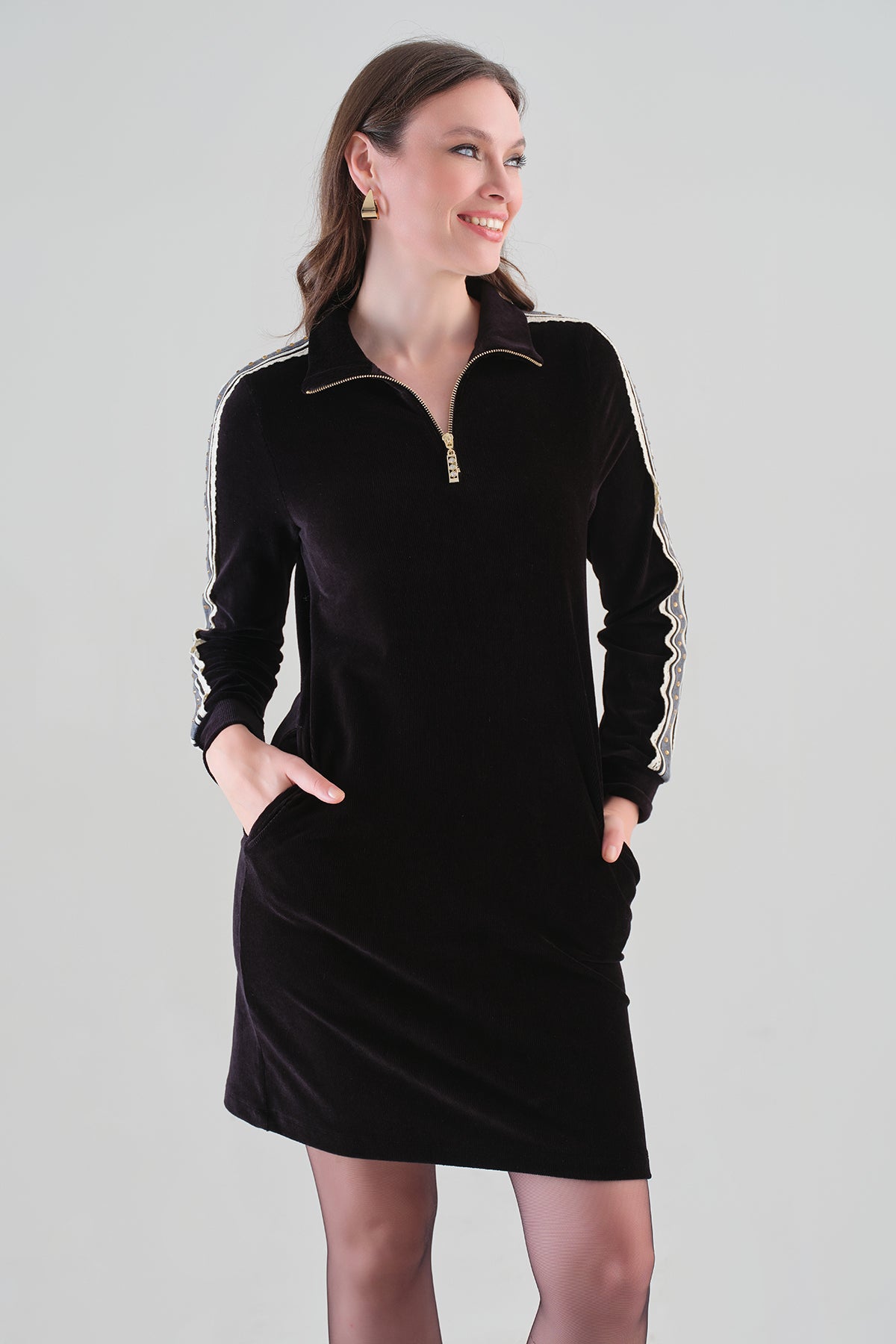 Robe en maille de coton texturée avec garniture à paillettes sur le côté. Tricotto 96048