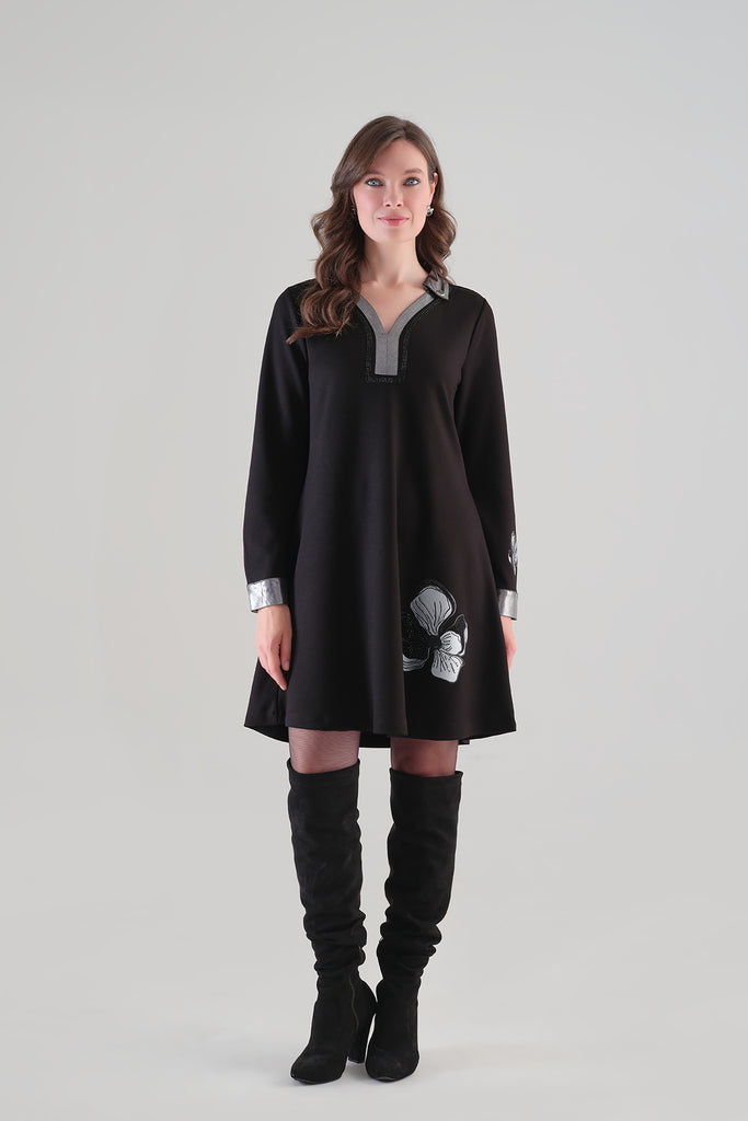 Robe noire remarquable avec détails irisés. Tricotto 96075