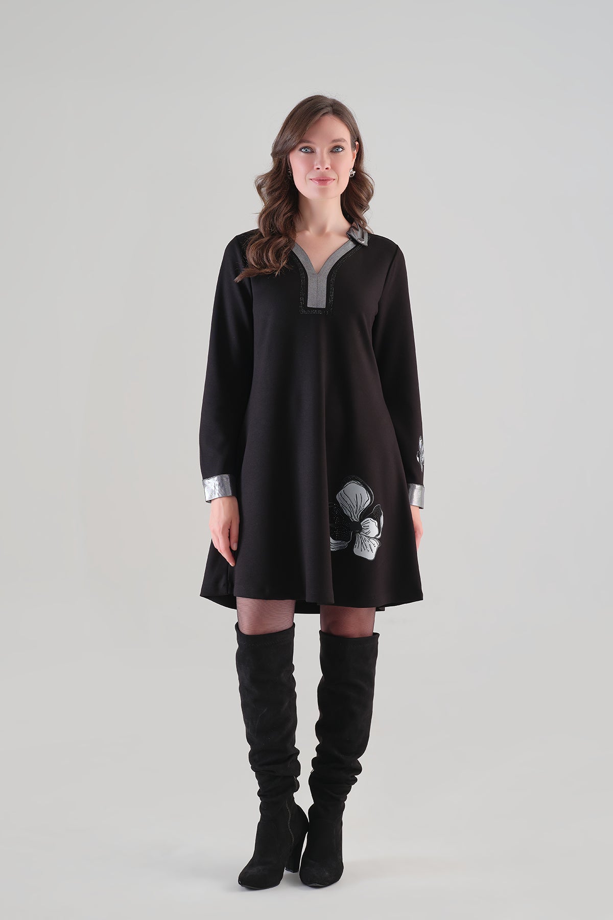 Robe noire remarquable avec détails irisés. Tricotto 96075