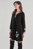 Robe noire remarquable avec détails irisés. Tricotto 96075