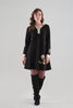 Robe noire remarquable avec détails irisés. Tricotto 96075