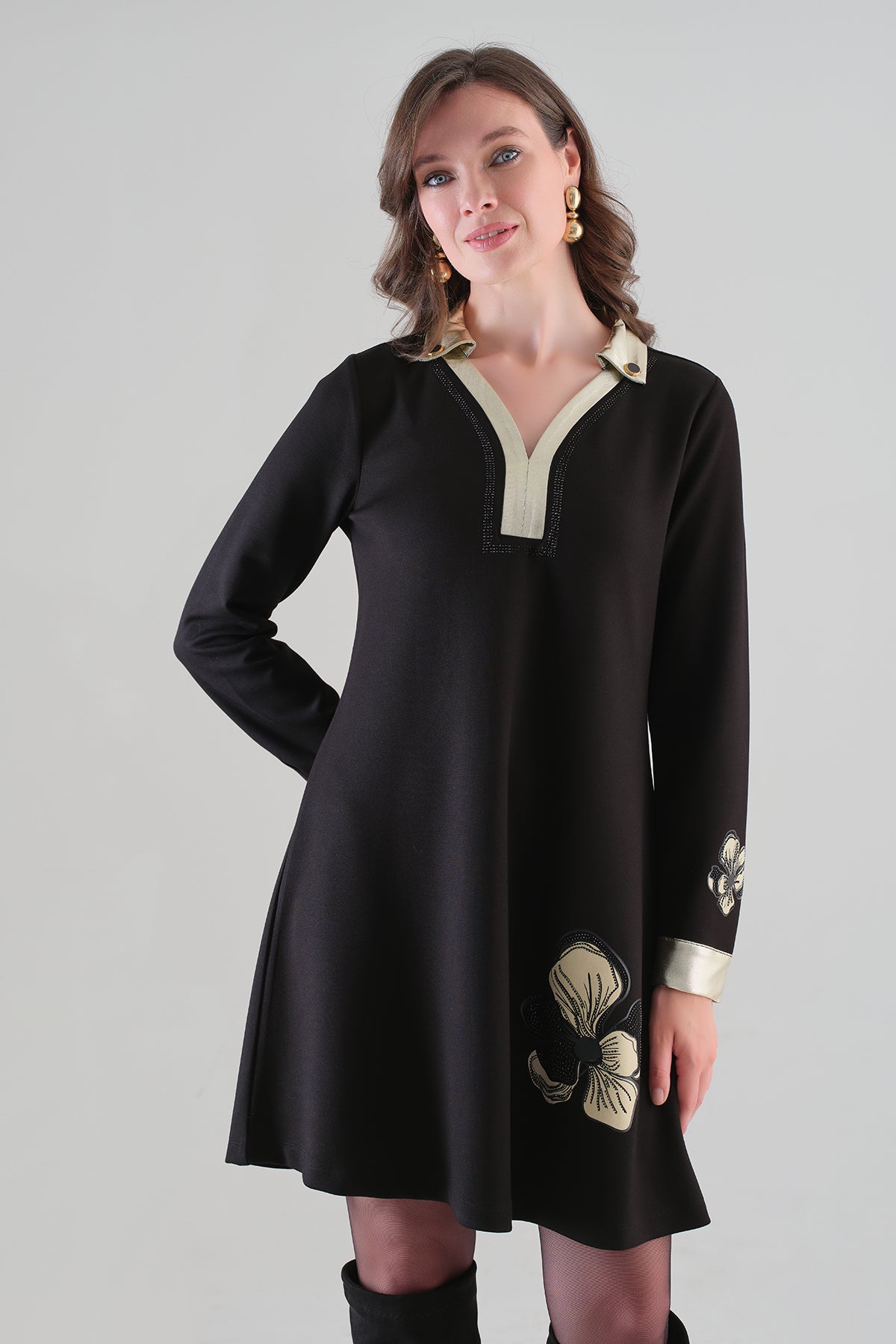 Robe noire remarquable avec détails irisés. Tricotto 96075