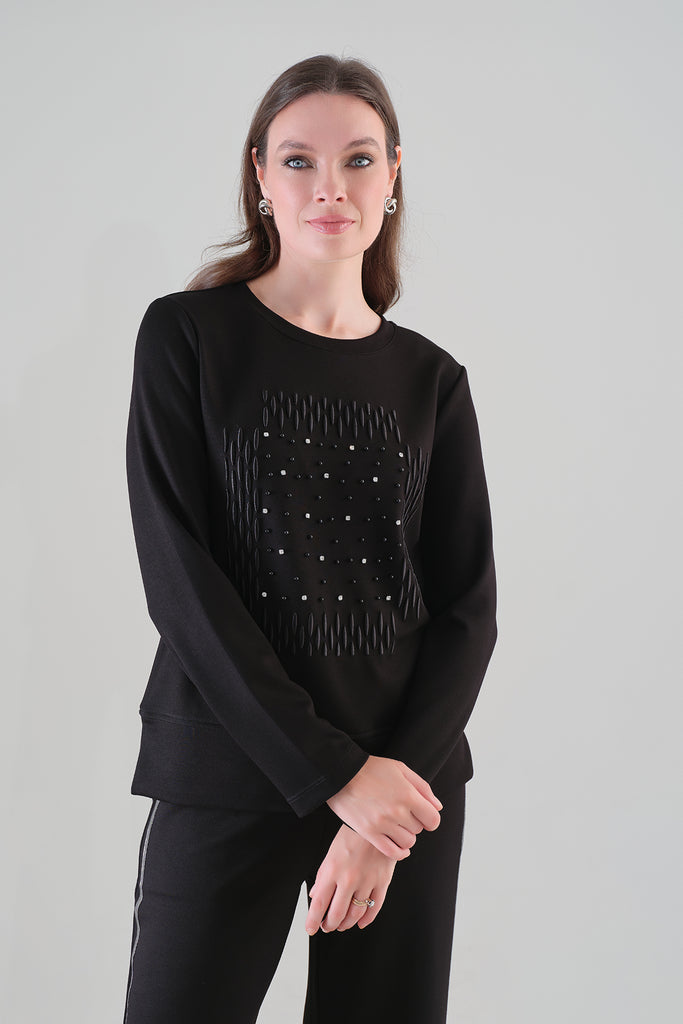 Pull en maille orné de pierres en cristal et de sequins. Tricotto 96185