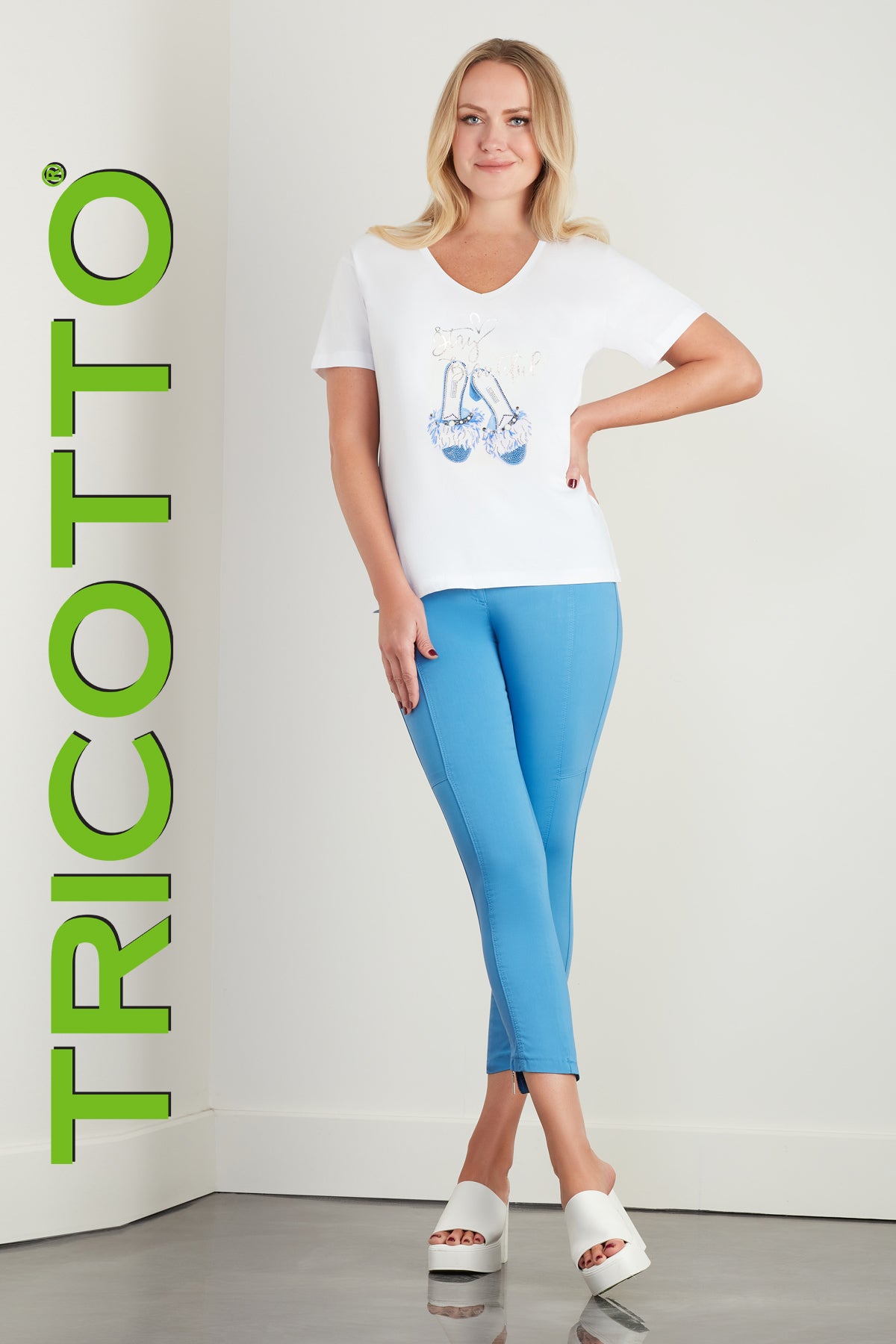 Tricotto White t-shirt with pearl sequin blue fashion print