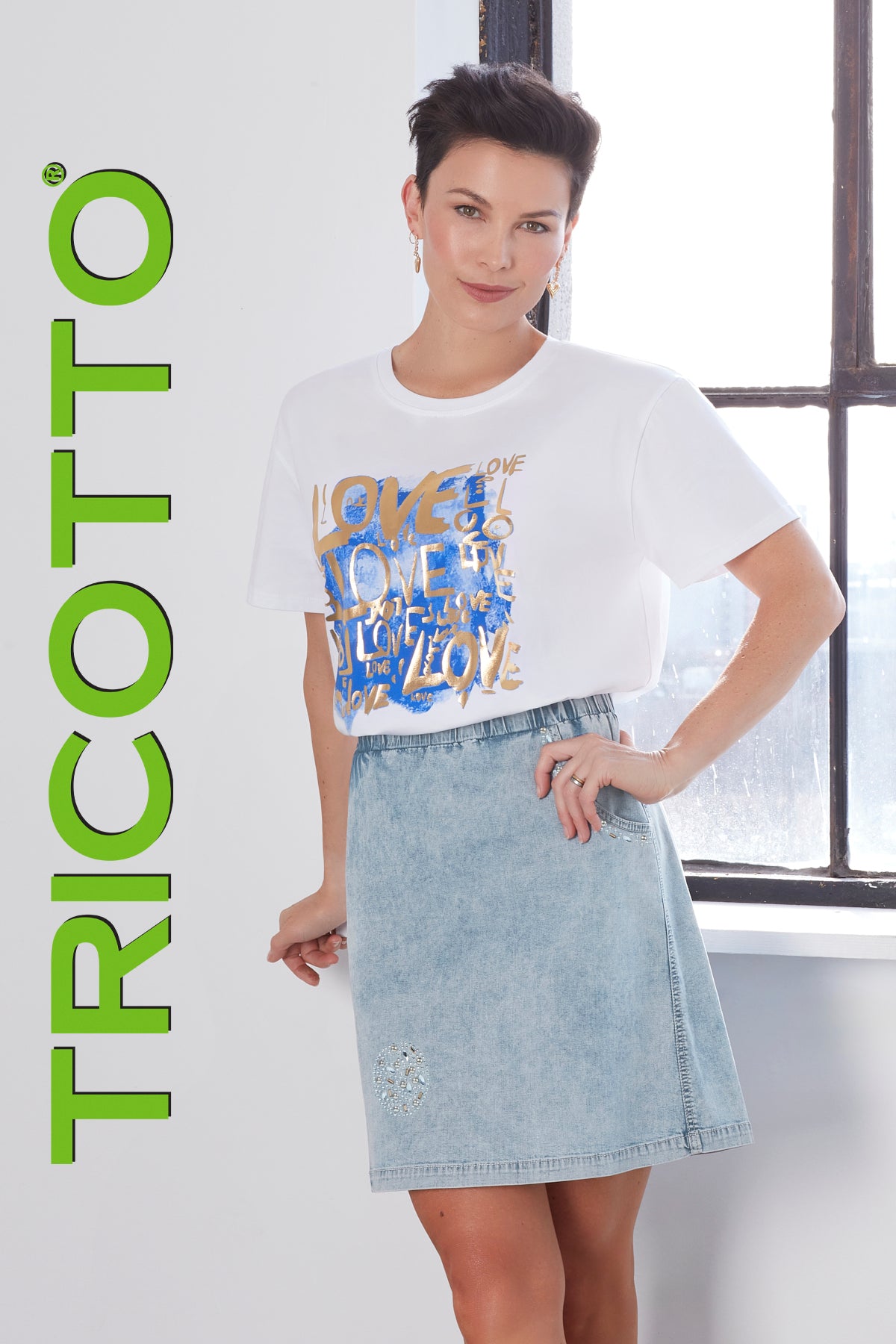 Tricotto White t-shirt with front blue love print detail