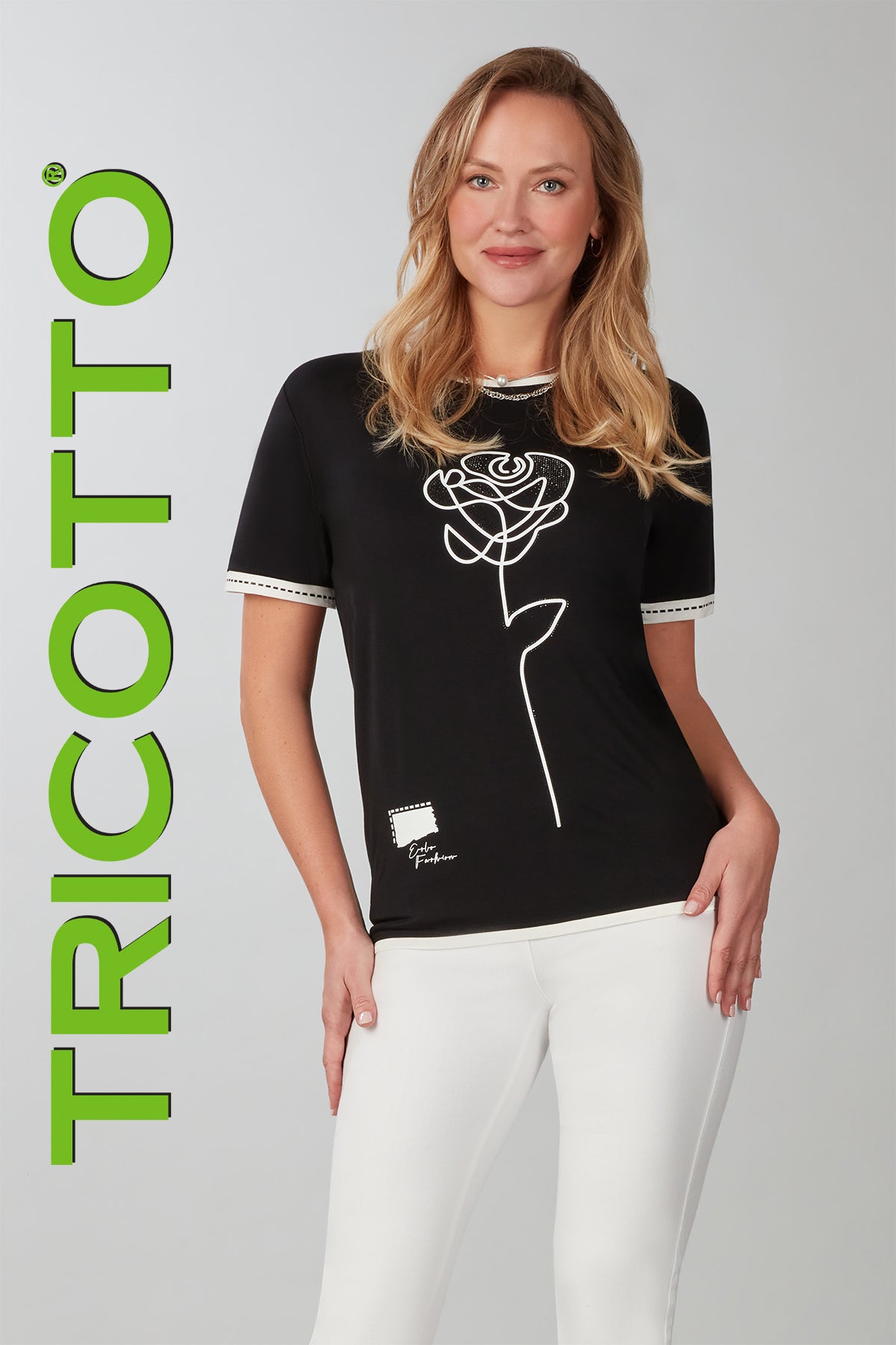 Tricotto Black-white t-shirt with front floral sequin print detail