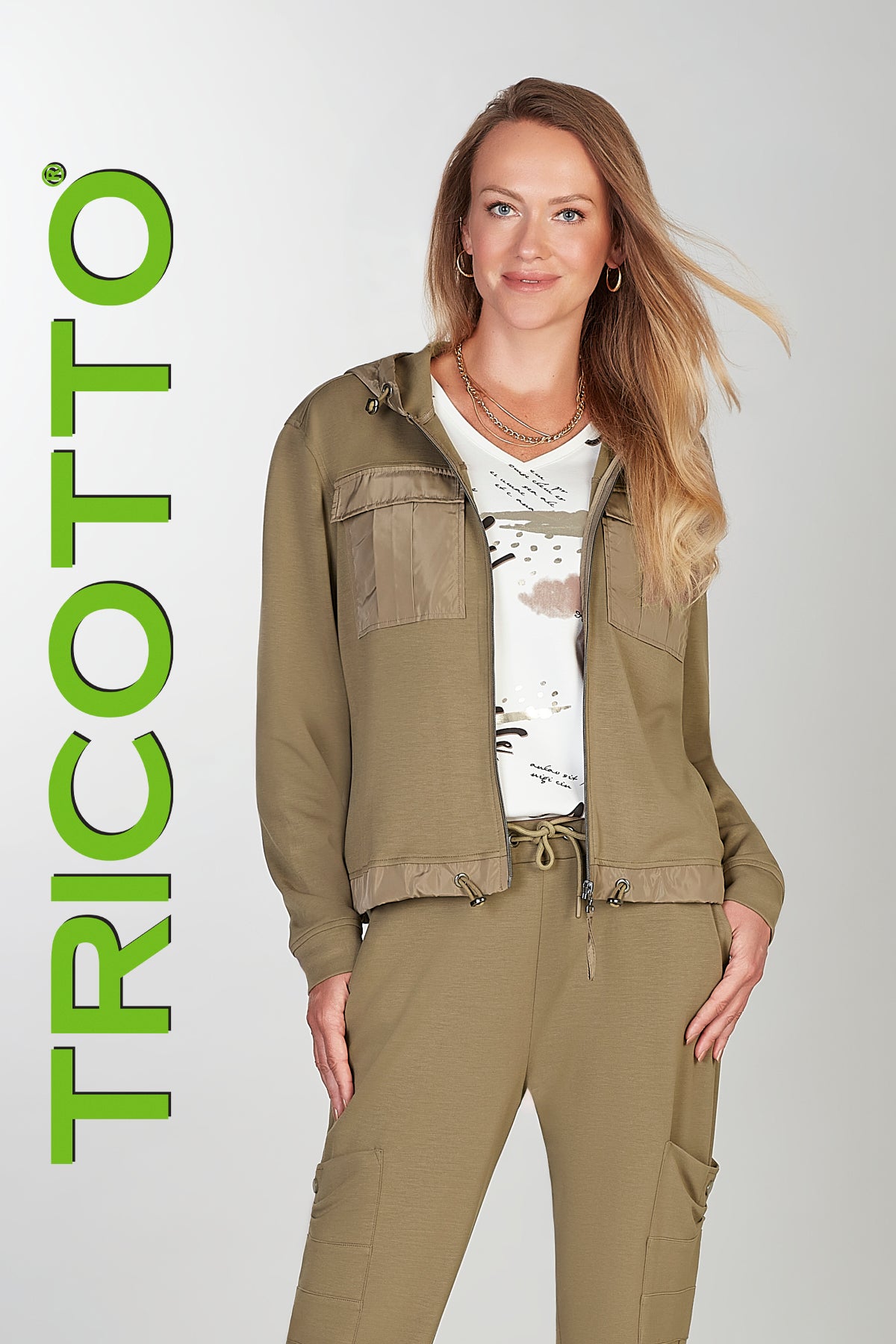Tricotto beige hoodie jacket with zip front and patch pockets