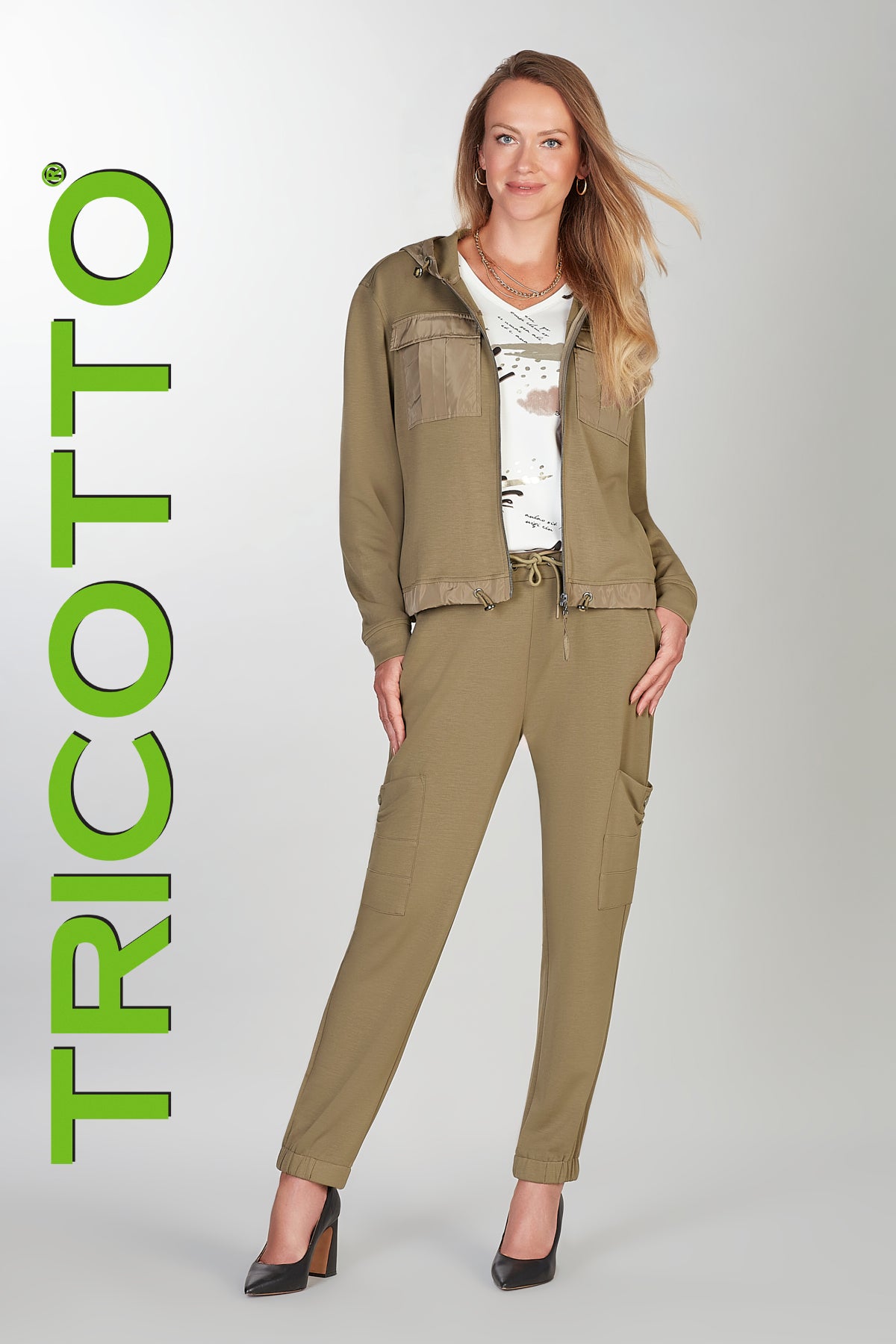 Tricotto beige hoodie jacket with zip front and patch pockets