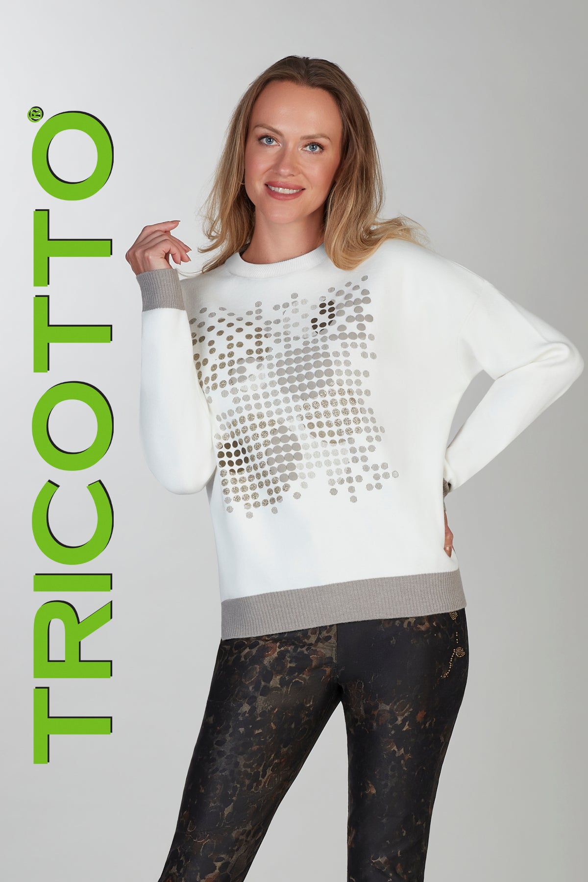 Tricotto off white sweater with front gold accent detail