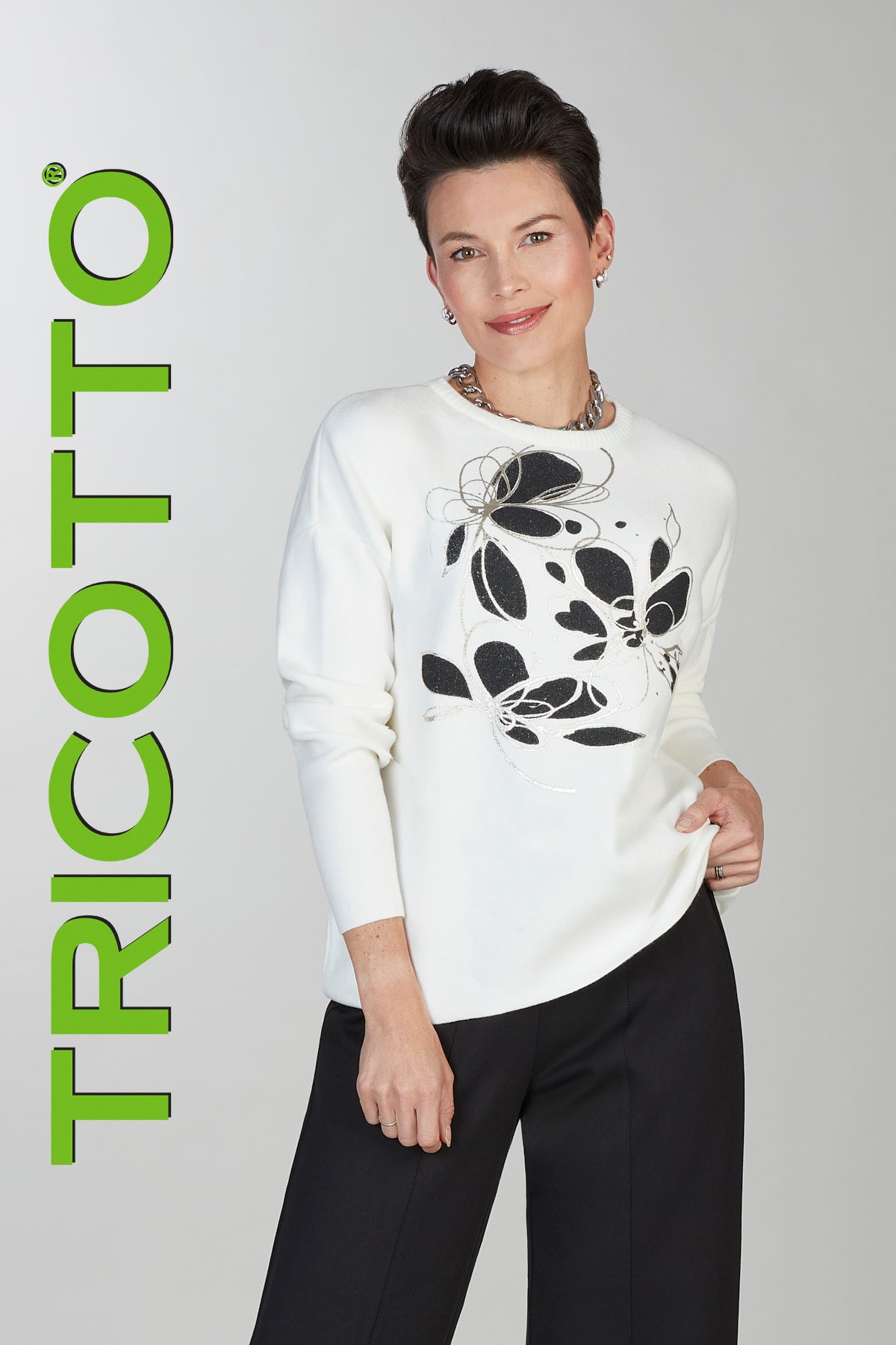 Tricotto off white sweater with front black gold accent print